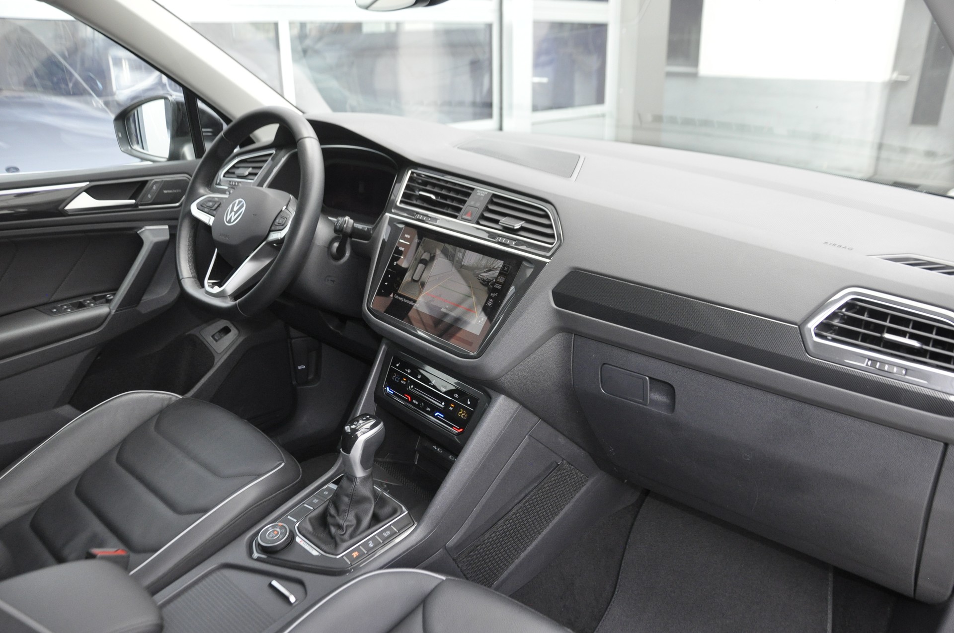 VW Tiguan 2.0 TDI SCR Elegance 4Motion DSG I Anhängerkupplung-image-8