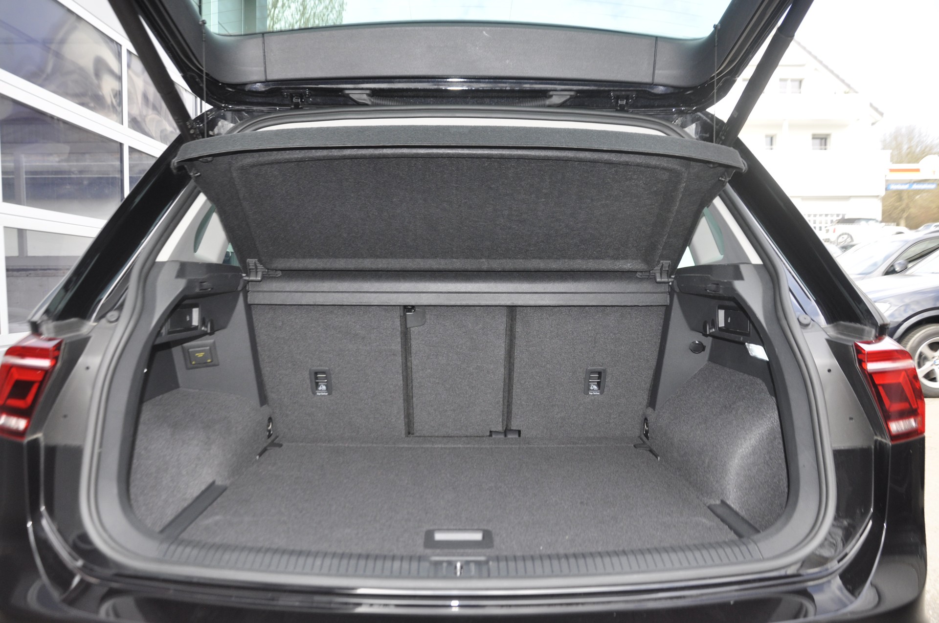 VW Tiguan 2.0 TDI SCR Elegance 4Motion DSG I Anhängerkupplung-image-12