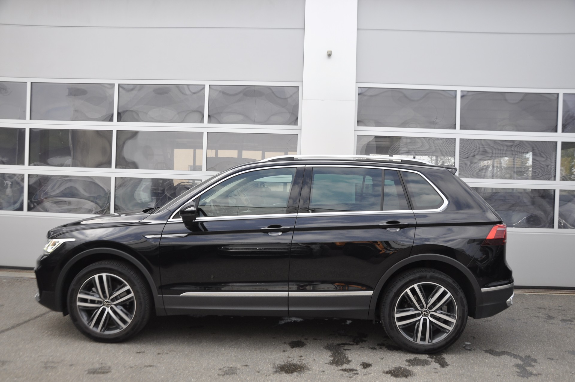 VW Tiguan 2.0 TDI SCR Elegance 4Motion DSG I Anhängerkupplung-image-15