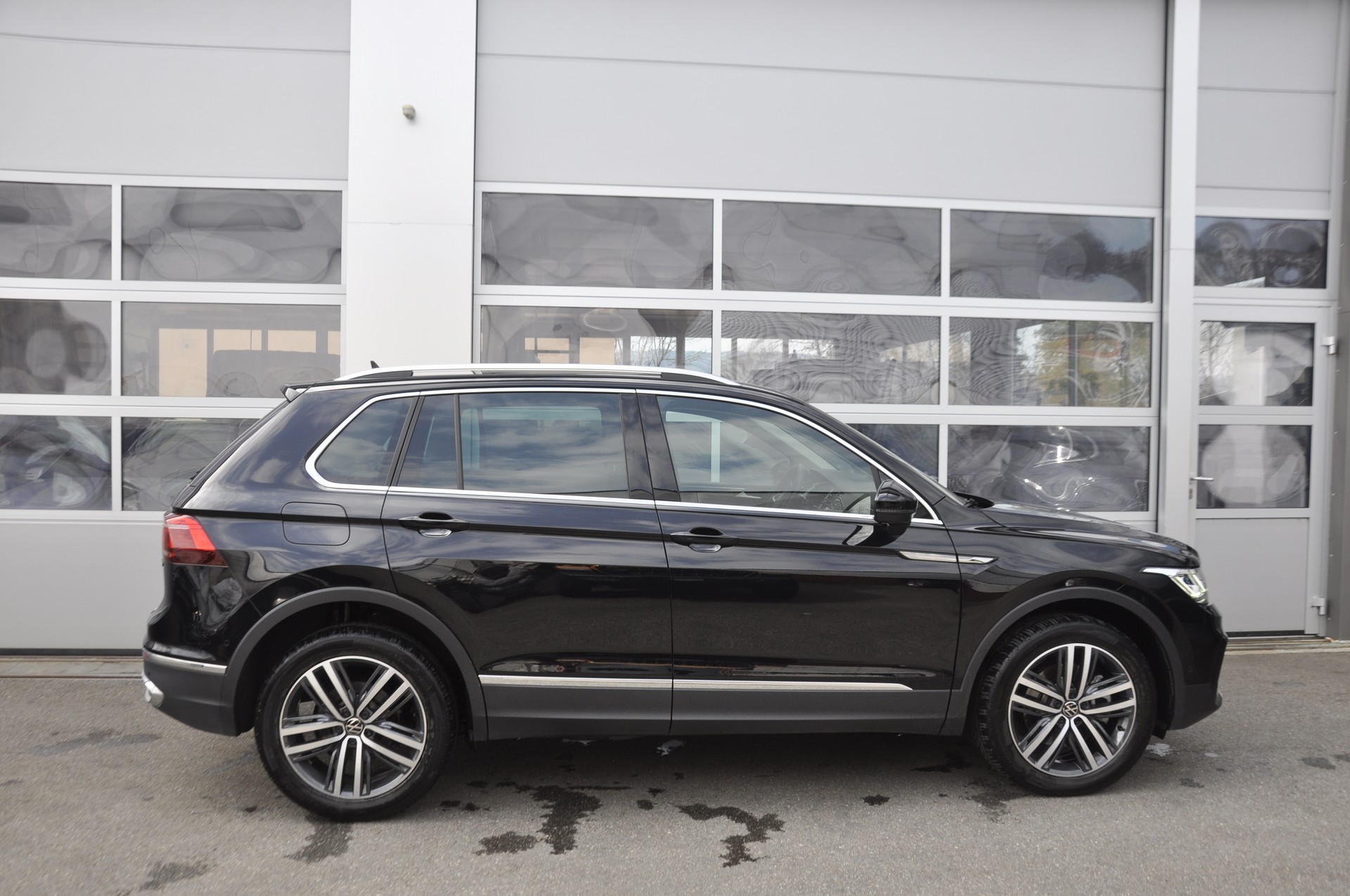 VW Tiguan 2.0 TDI SCR Elegance 4Motion DSG I Anhängerkupplung-image-2