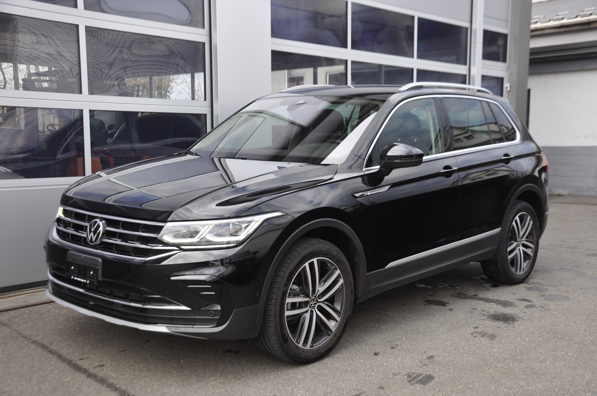 VW Tiguan 2.0 TDI SCR Elegance 4Motion DSG I Anhängerkupplung-image-14
