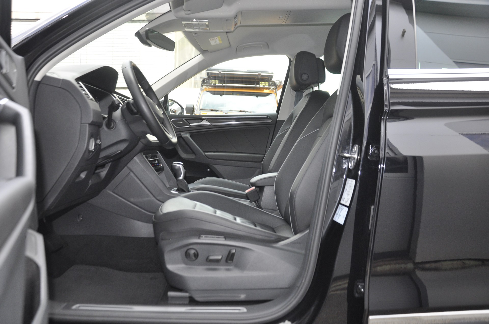 VW Tiguan 2.0 TDI SCR Elegance 4Motion DSG I Anhängerkupplung-image-4
