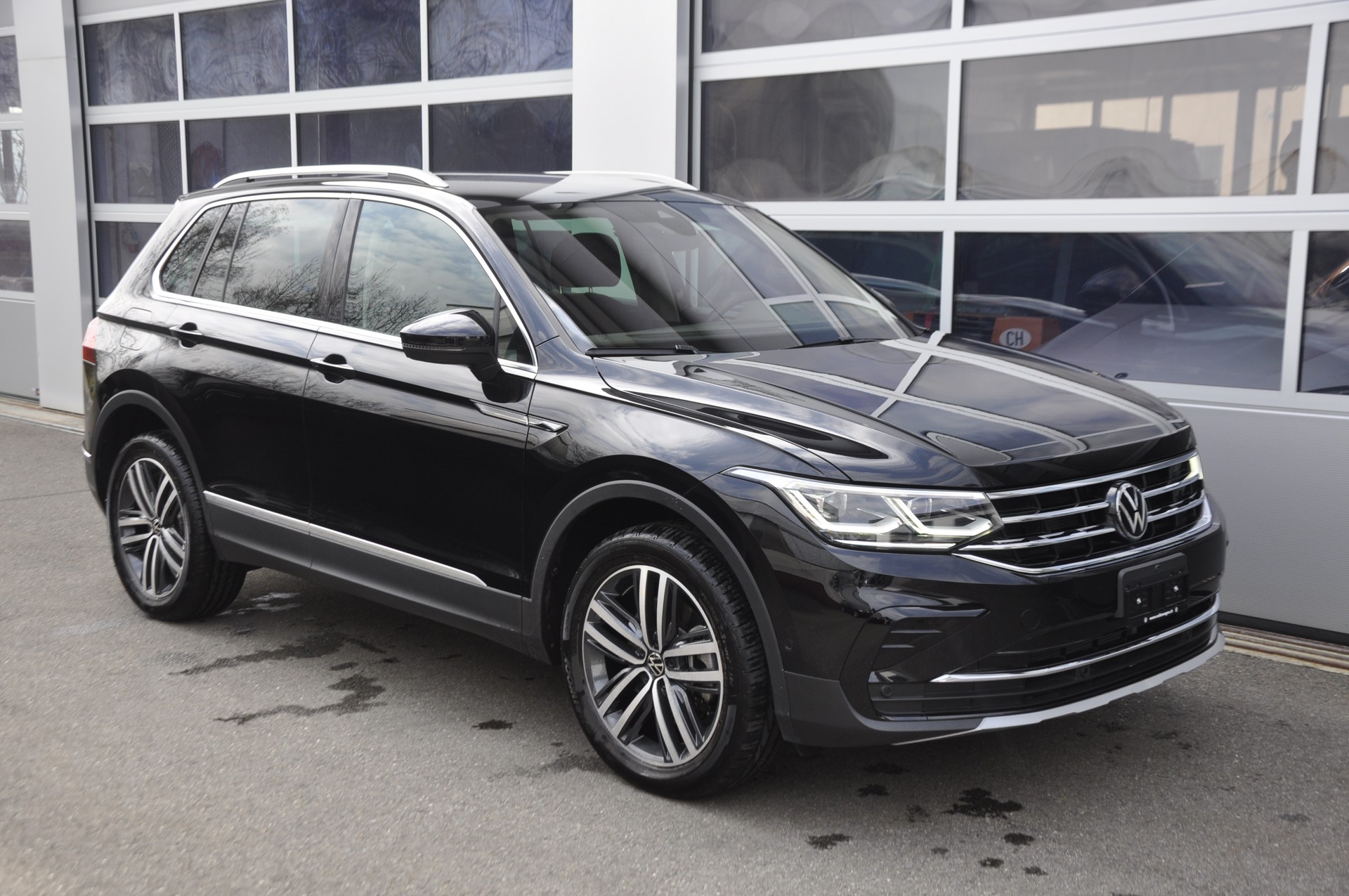VW Tiguan 2.0 TDI SCR Elegance 4Motion DSG I Anhängerkupplung-image-0