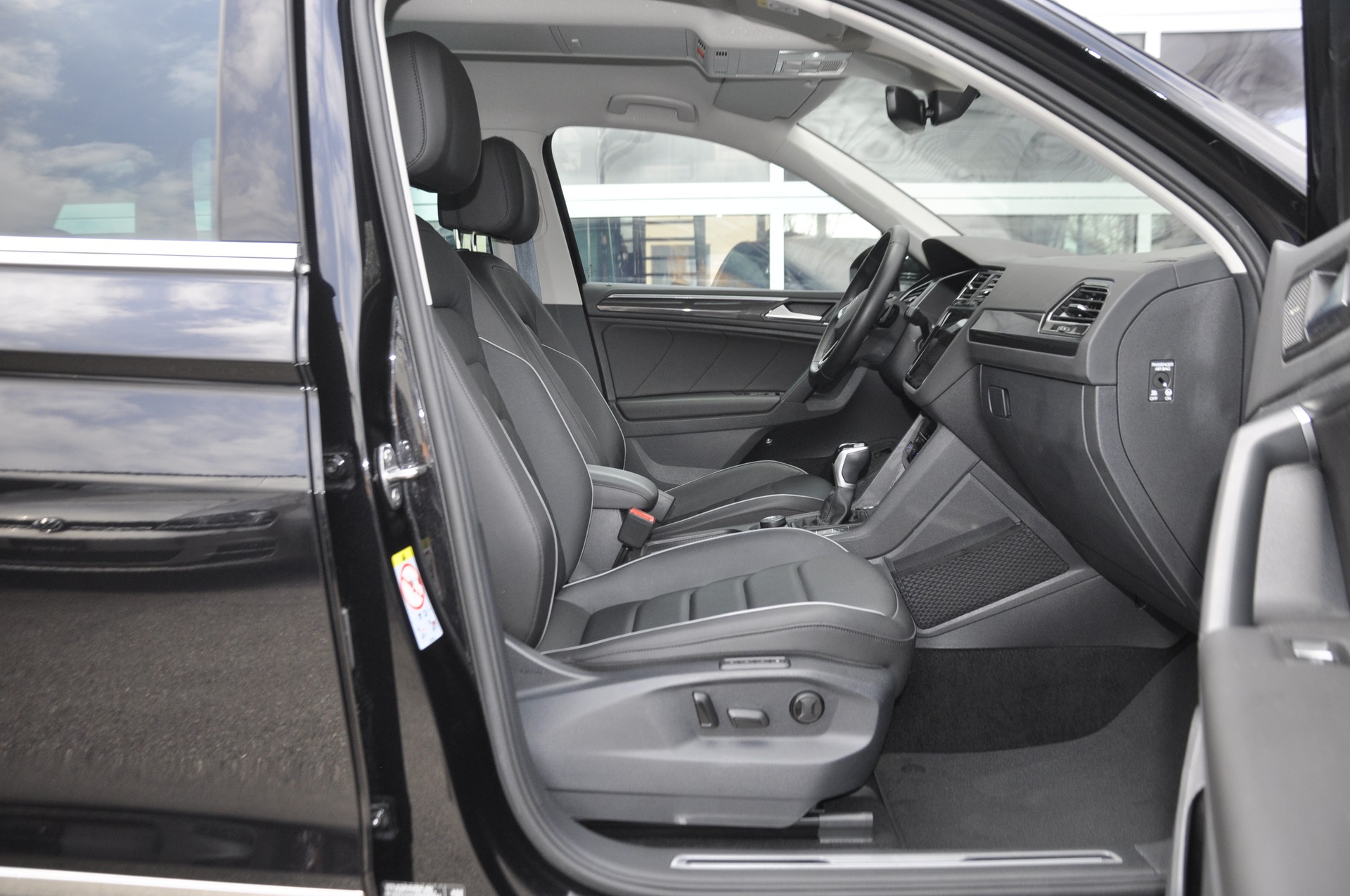 VW Tiguan 2.0 TDI SCR Elegance 4Motion DSG I Anhängerkupplung-image-7