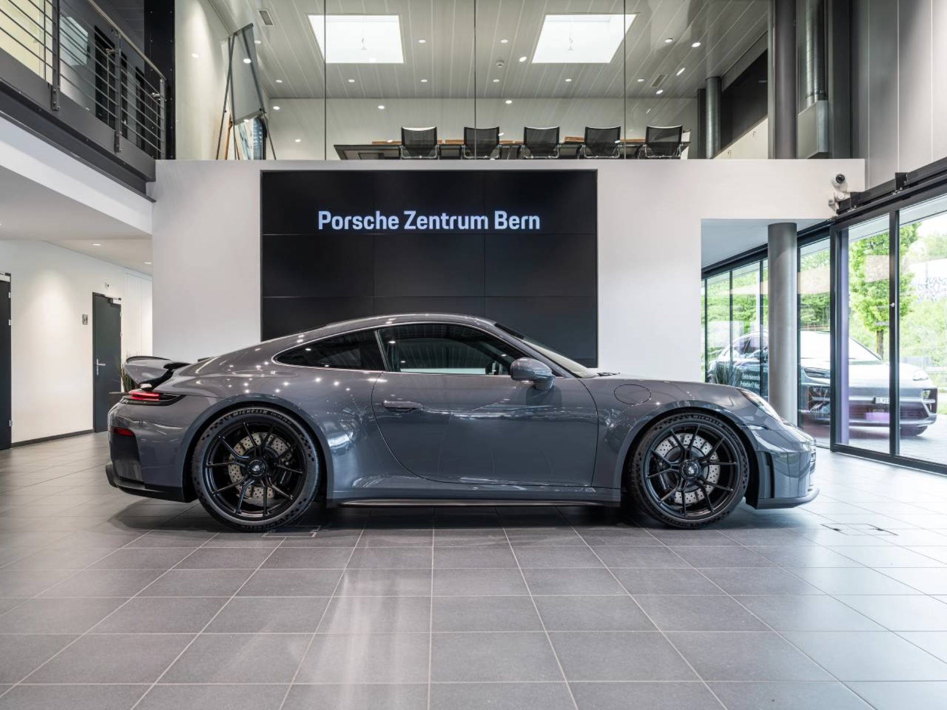 PORSCHE 911 GT3 mit Touring-Paket-showroom-element-1