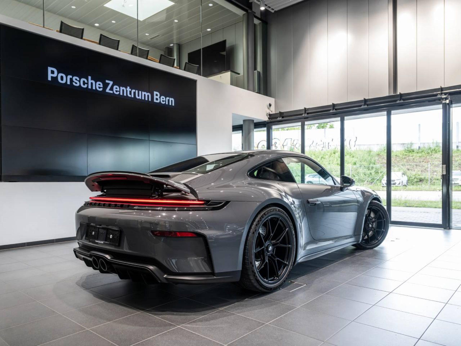 PORSCHE 911 GT3 mit Touring-Paket-showroom-element-2