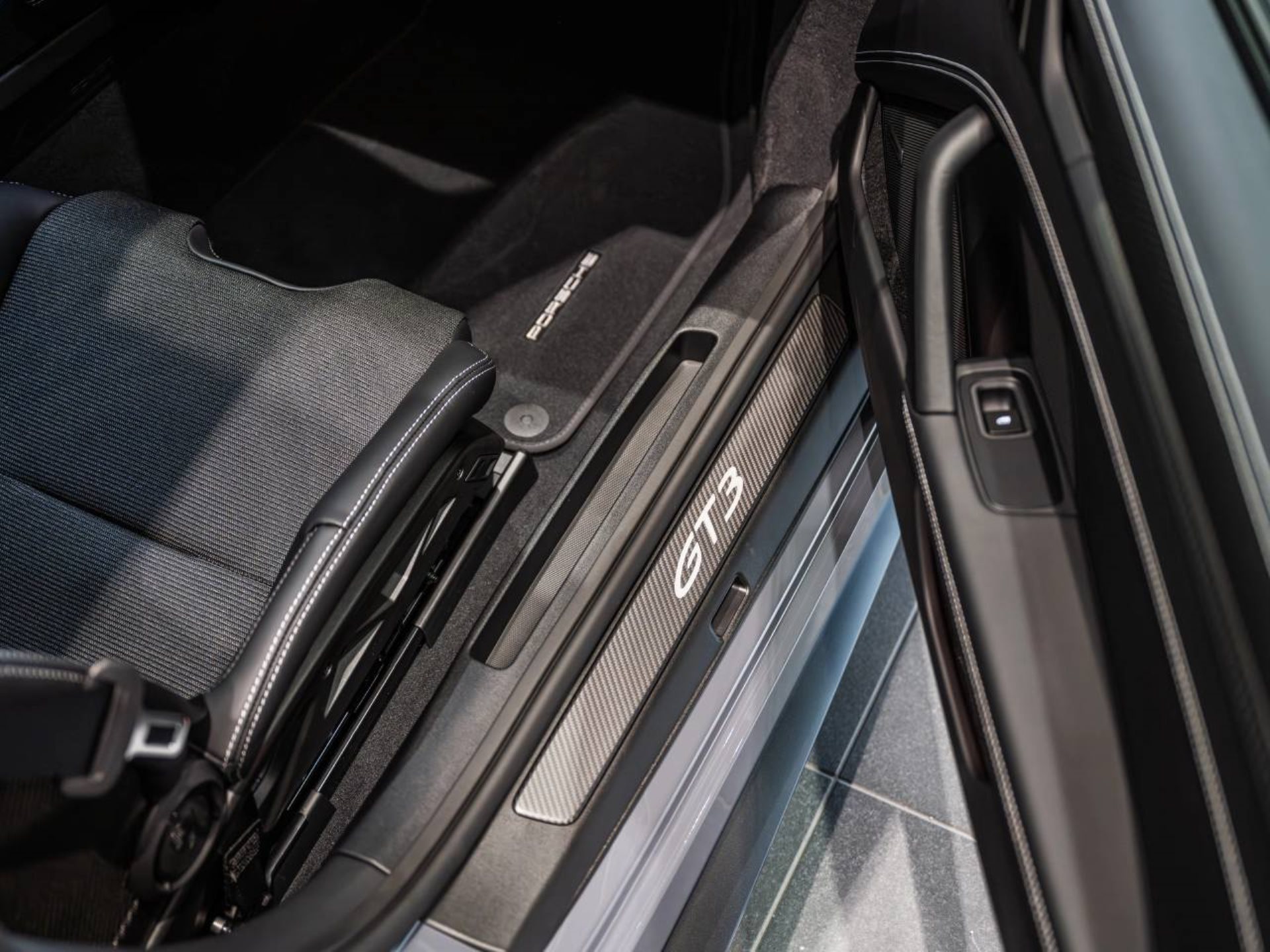PORSCHE 911 GT3 mit Touring-Paket-image-21