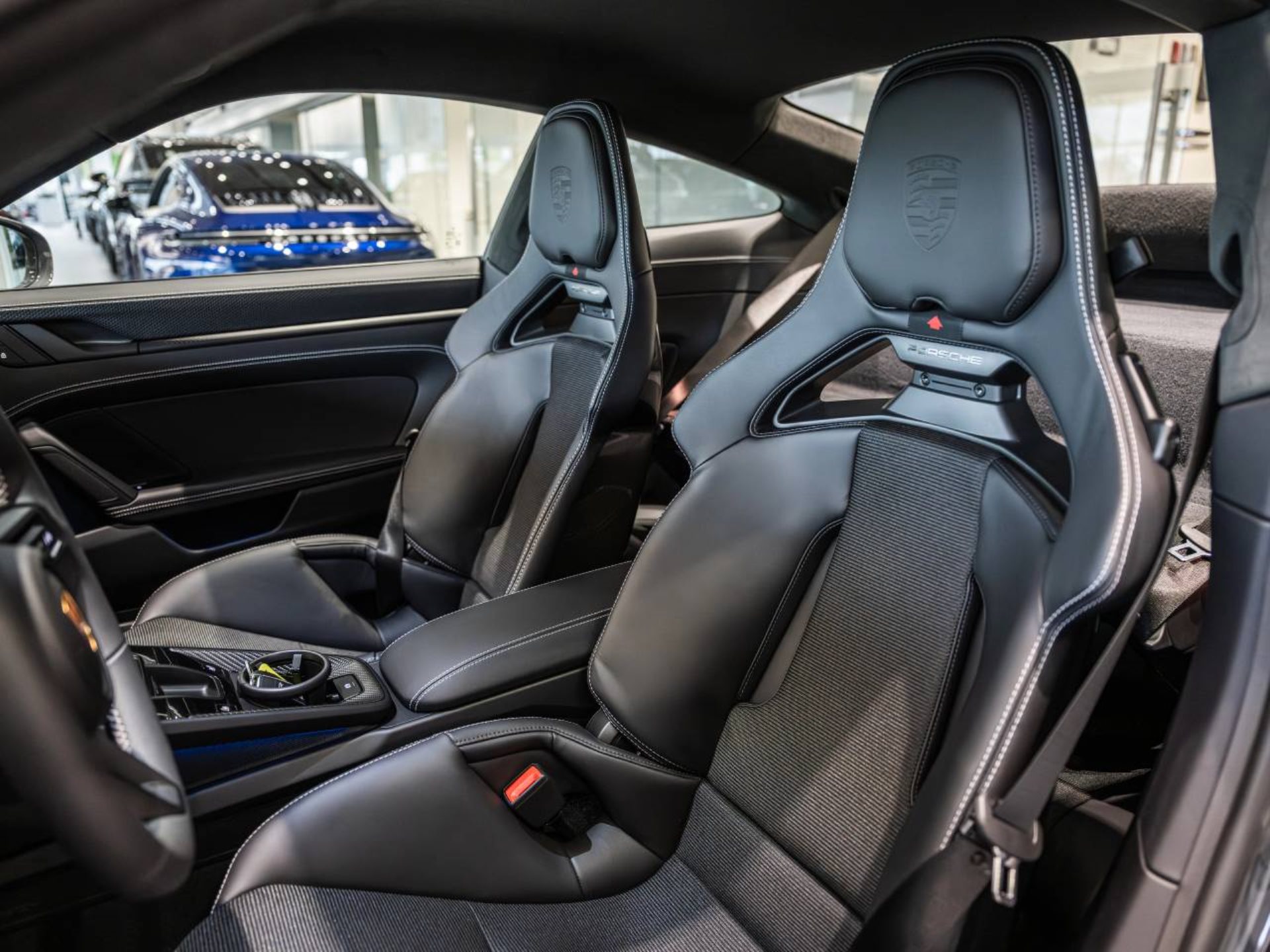 PORSCHE 911 GT3 mit Touring-Paket-image-4