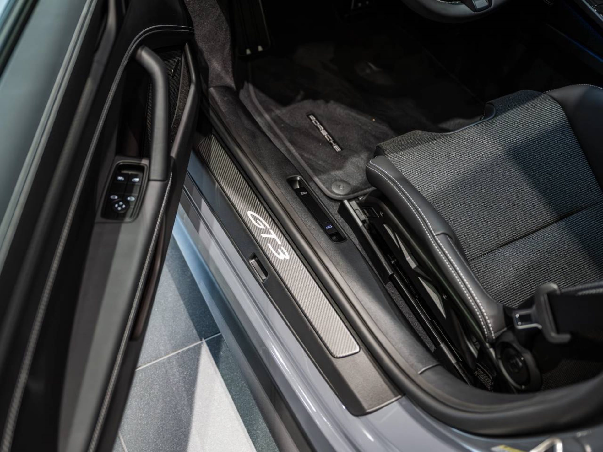 PORSCHE 911 GT3 mit Touring-Paket-image-19