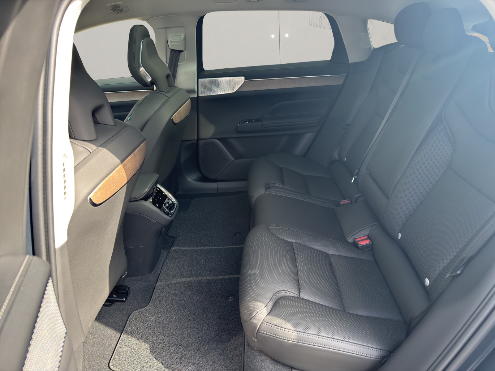 VOLVO ES90 Ultra-showroom-element-3