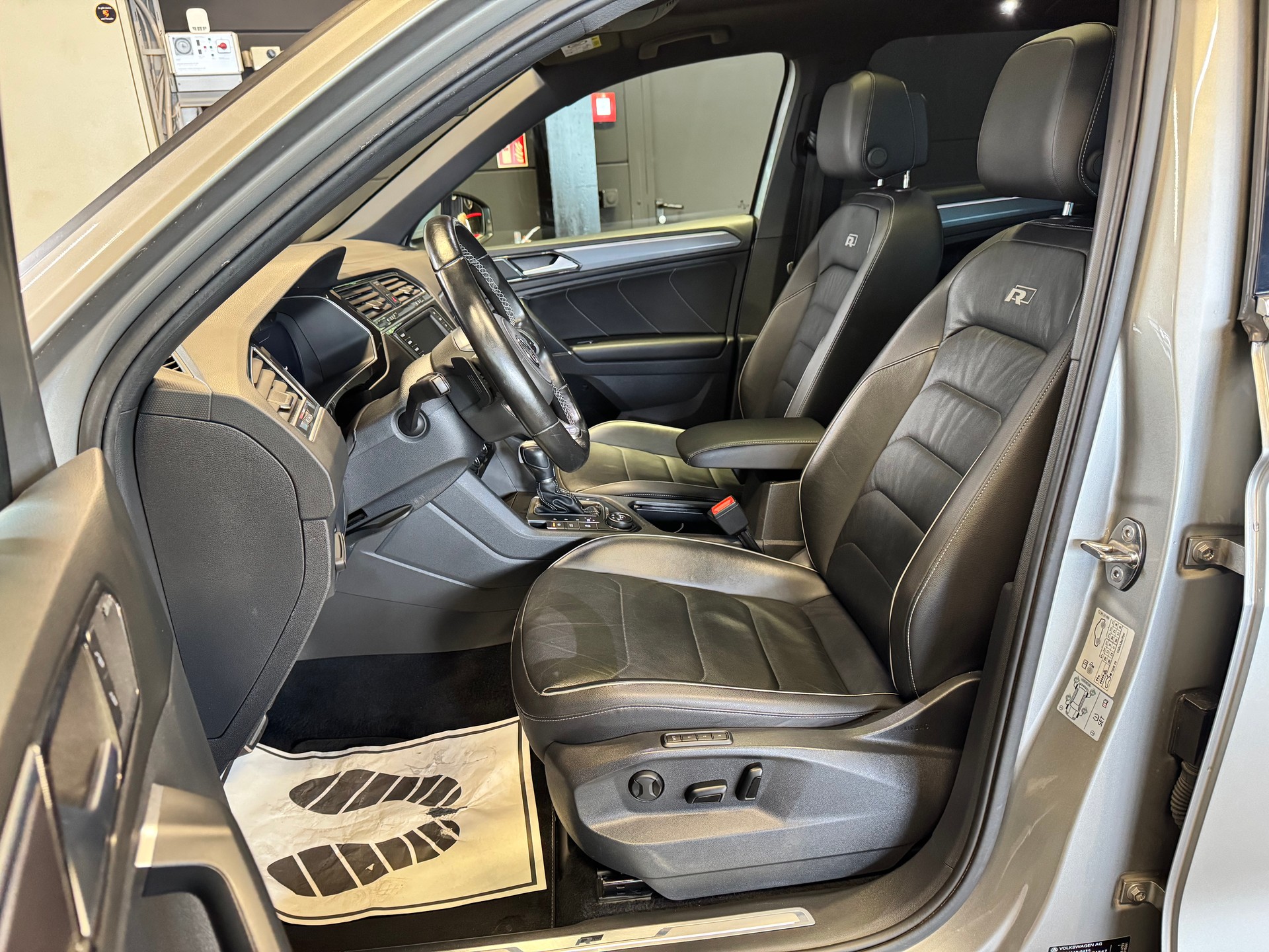 VW Tiguan 2.0 TDI SCR R-LINE 4Motion DSG *240PS*-image-14