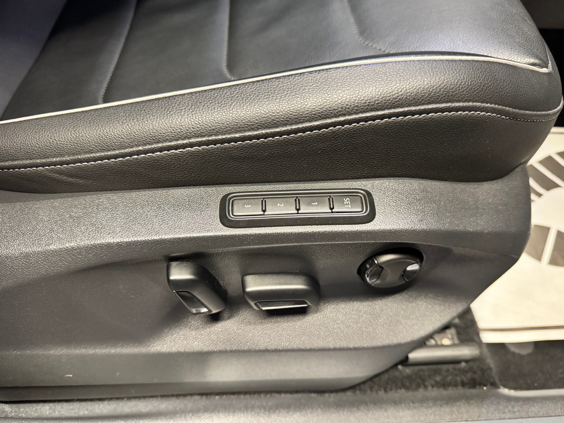 VW Tiguan 2.0 TDI SCR R-LINE 4Motion DSG *240PS*-image-11