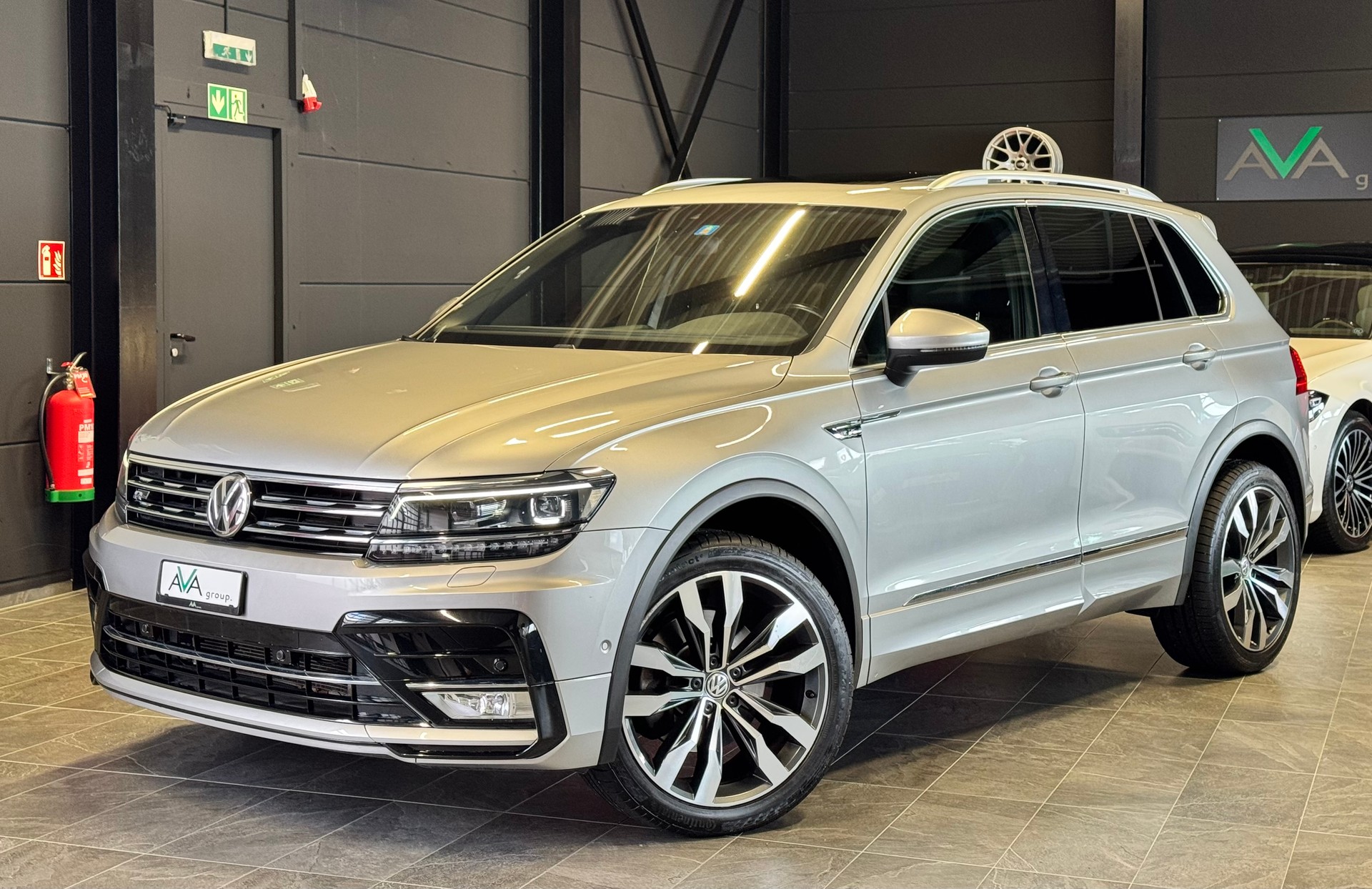 VW Tiguan 2.0 TDI SCR R-LINE 4Motion DSG *240PS*-image-2