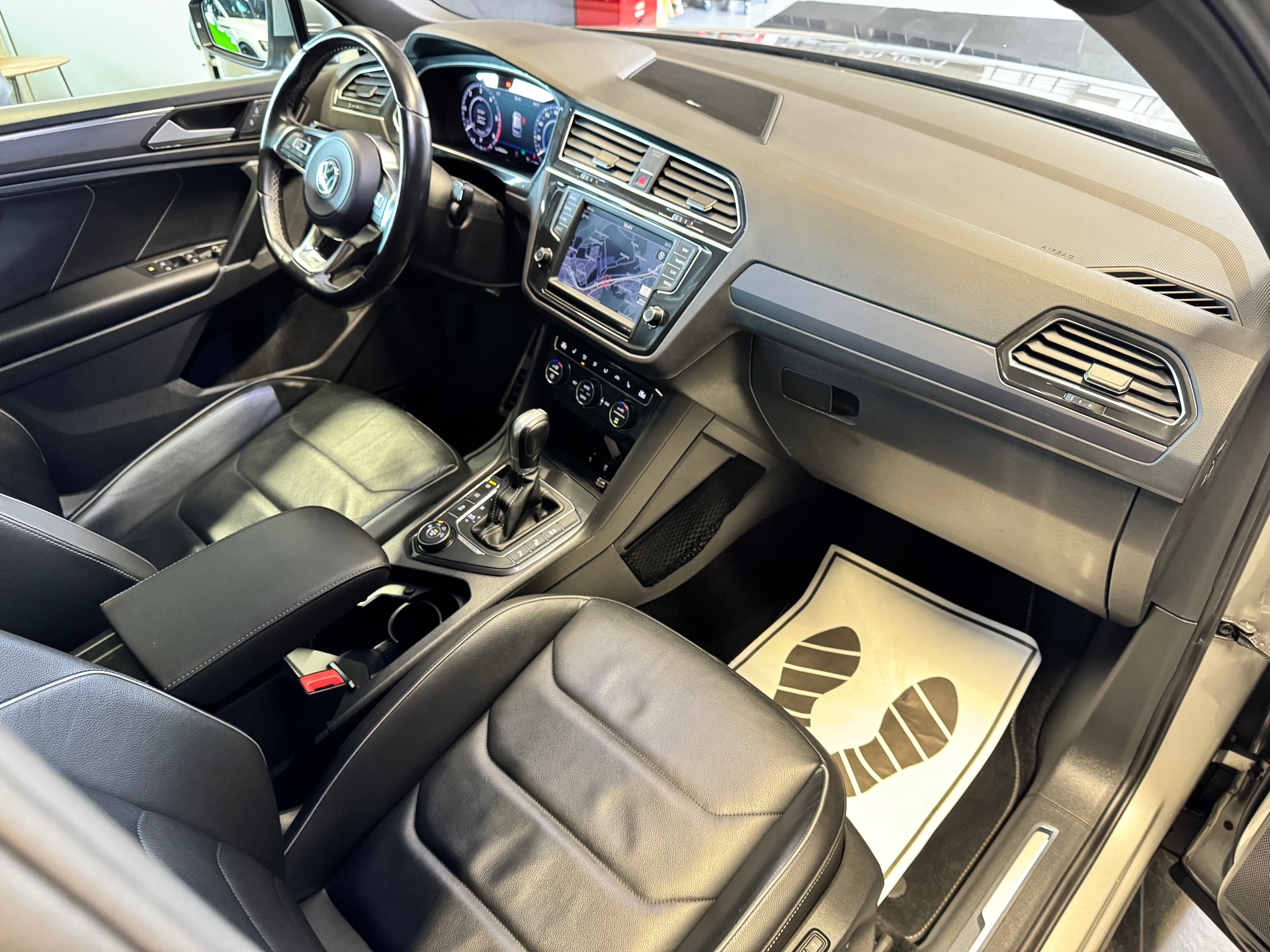 VW Tiguan 2.0 TDI SCR R-LINE 4Motion DSG *240PS*-image-9