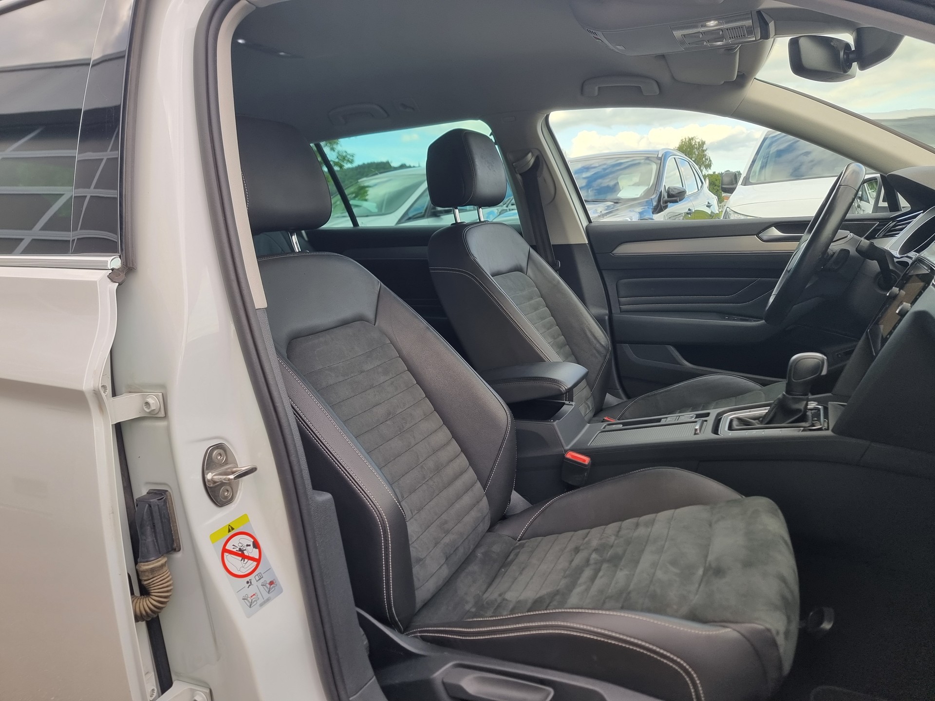 VW Passat 2.0 TDI BMT Business 4Motion DSG-image-10