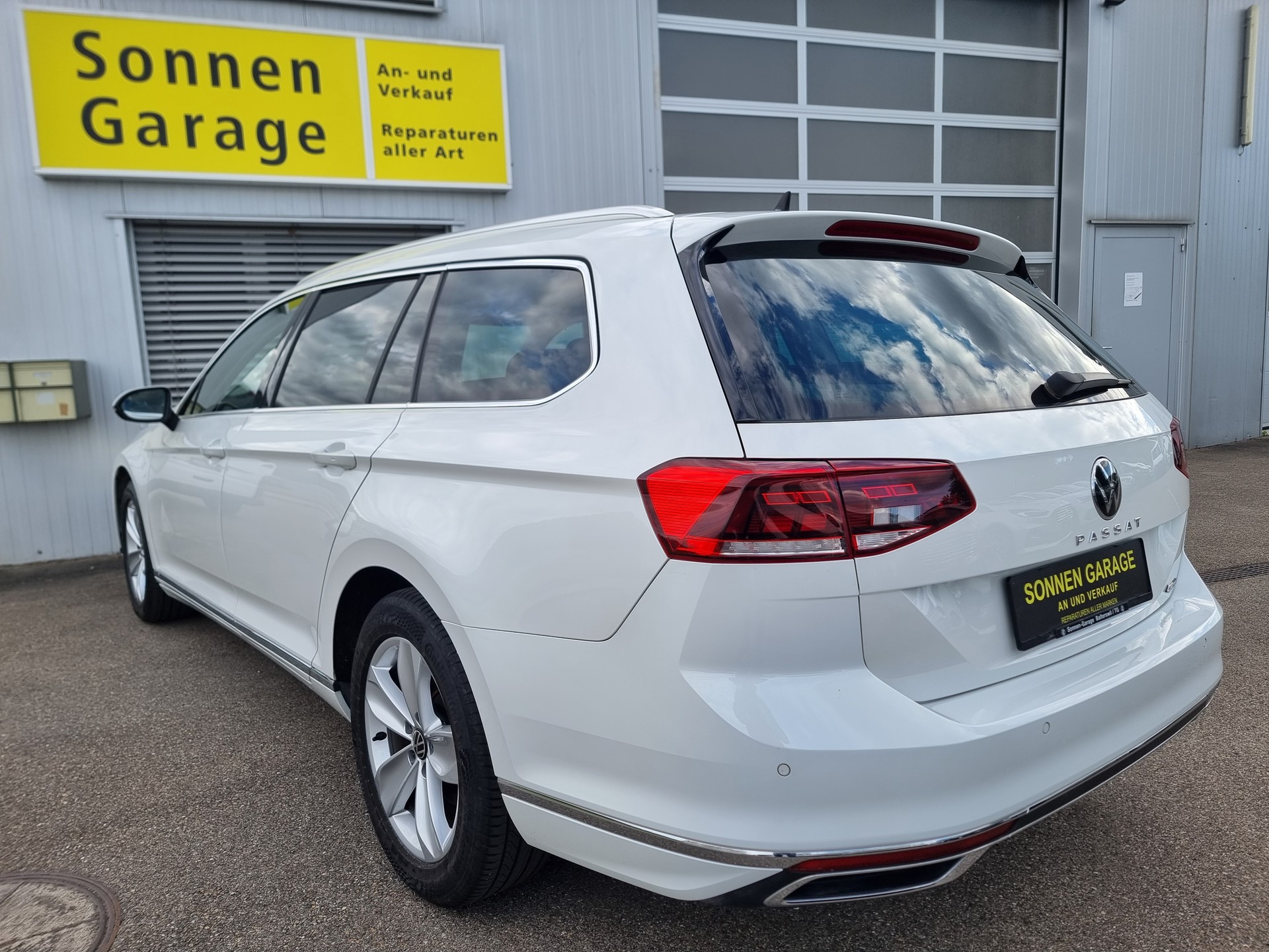 VW Passat 2.0 TDI BMT Business 4Motion DSG-image-11