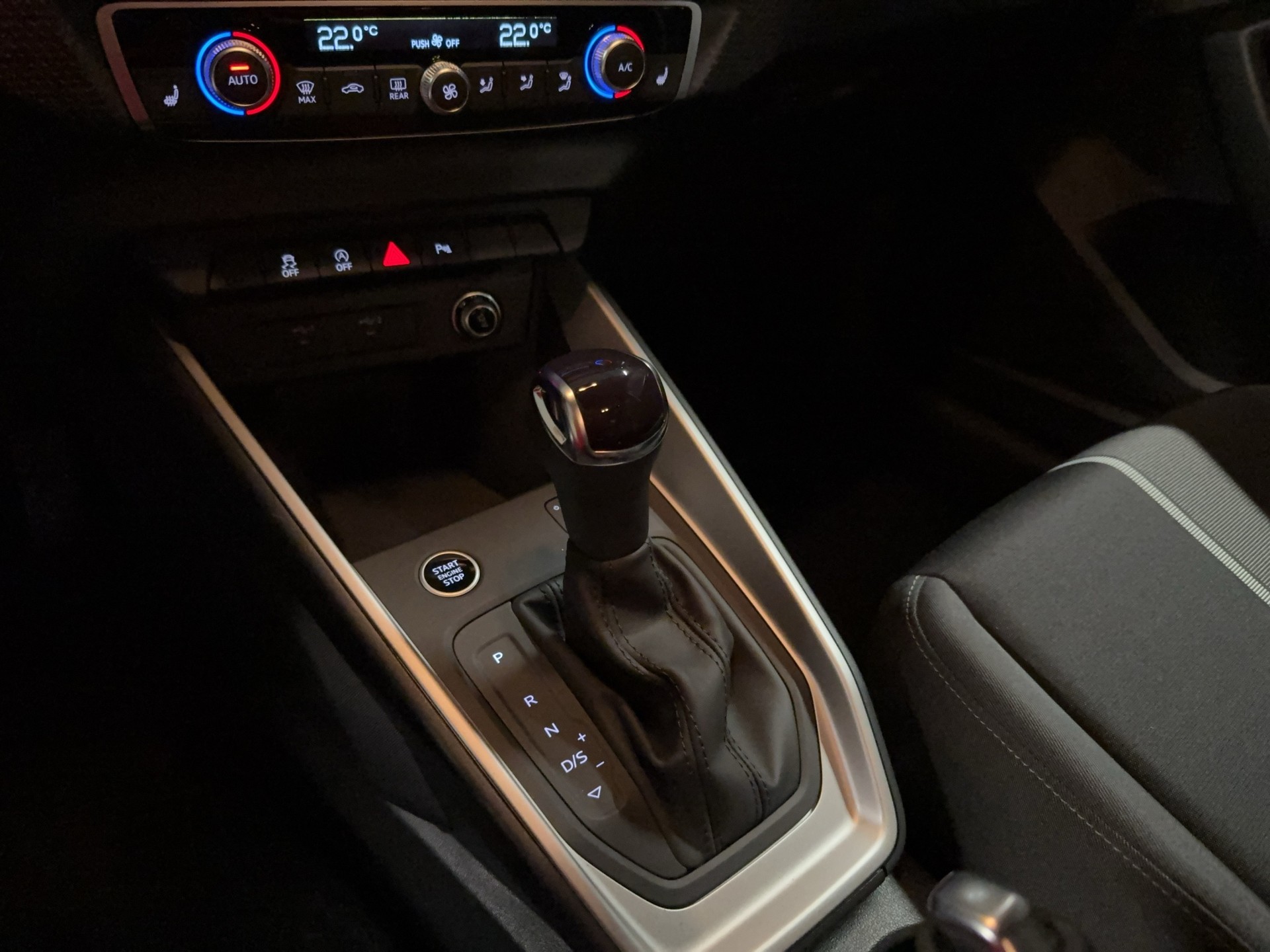 AUDI A1 Sportback 30 TFSI Attraction S-tronic-image-12