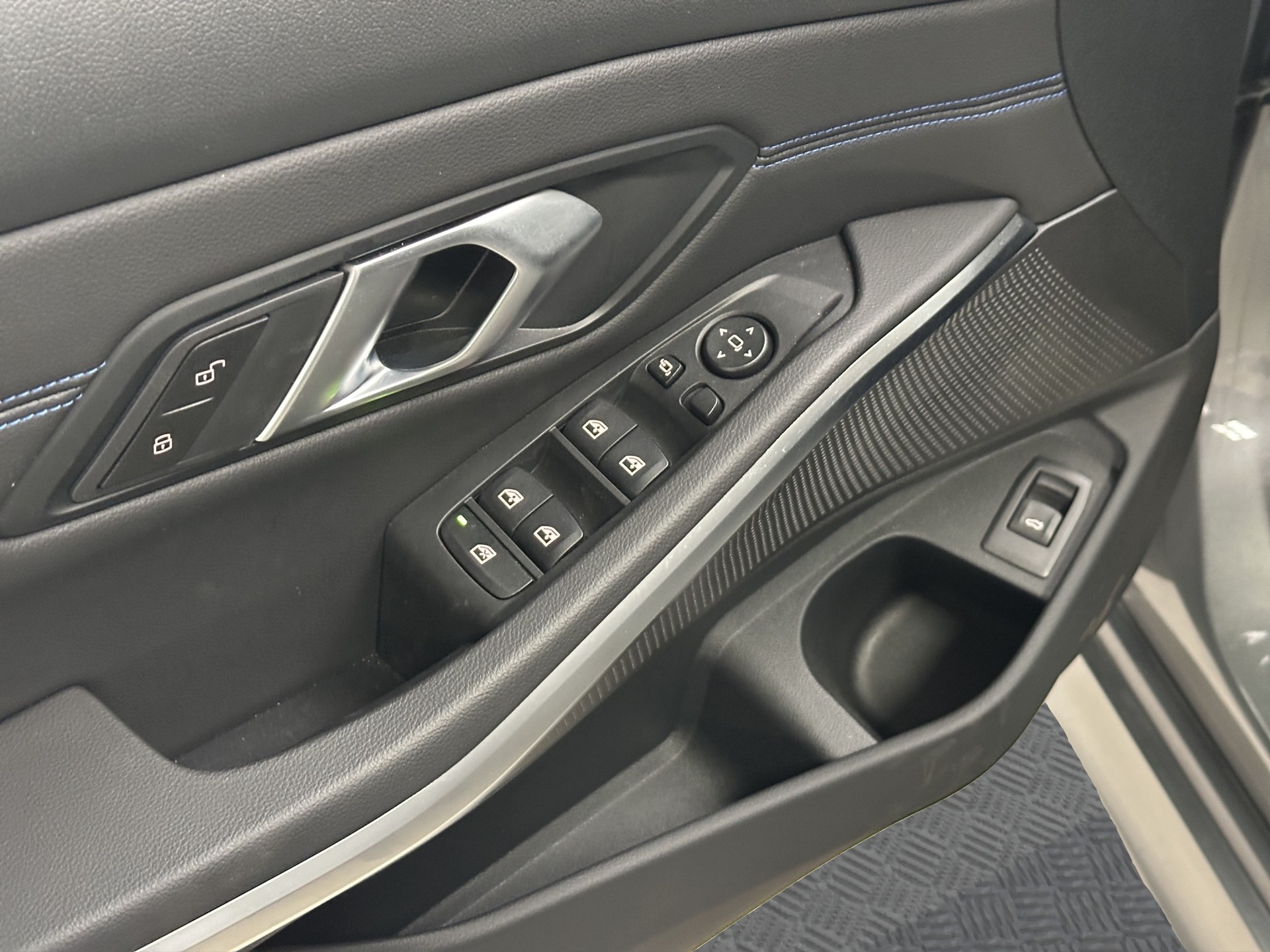 BMW 330i Touring xDrive Steptronic M Sport-image-8