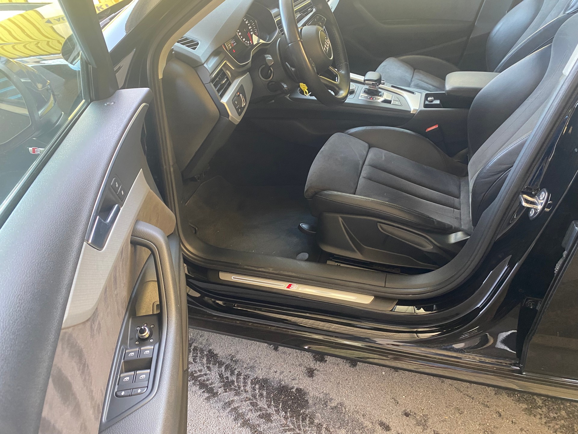AUDI A4 Avant 2.0 TDI Design quattro S-tronic-image-6