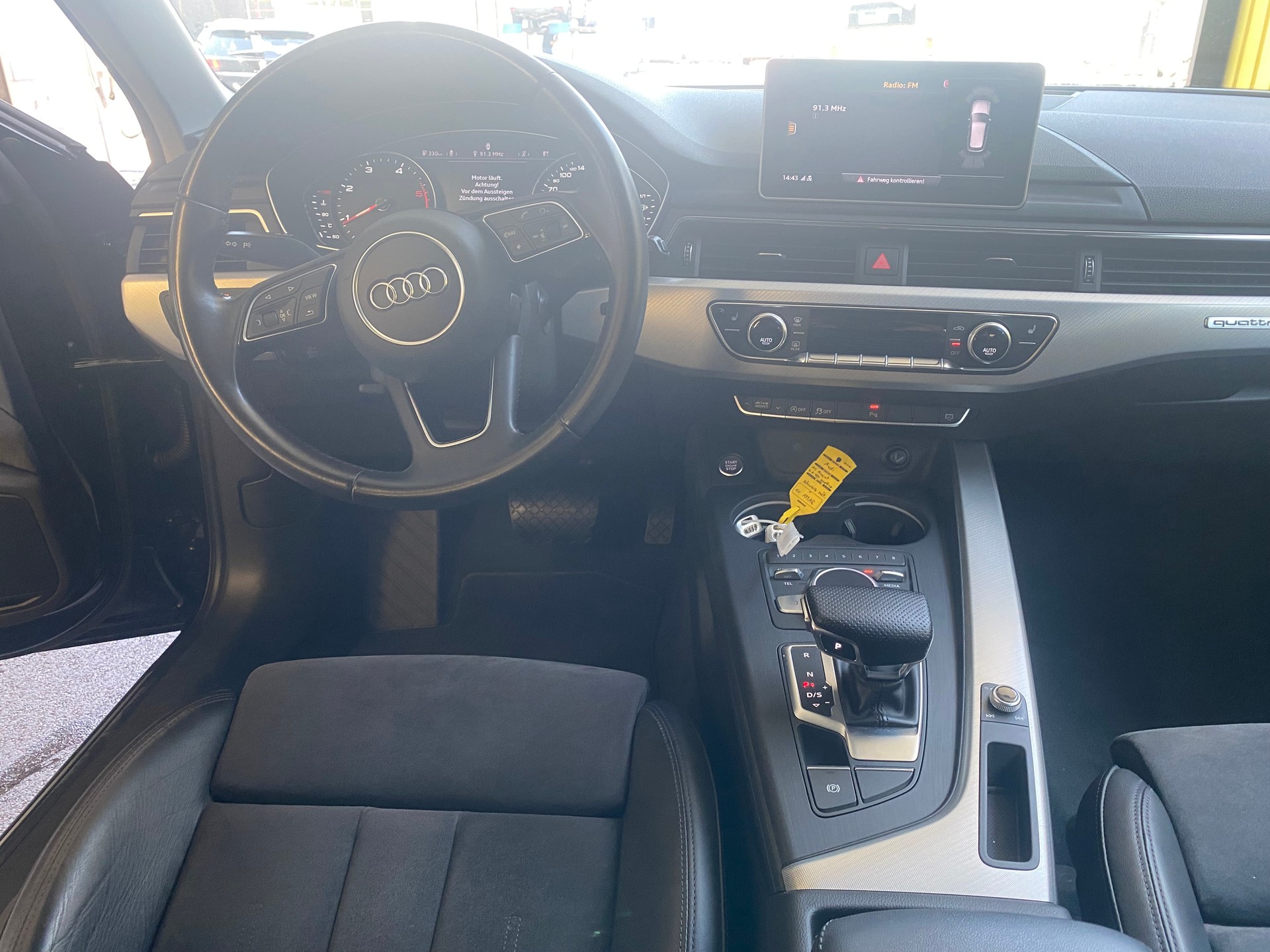 AUDI A4 Avant 2.0 TDI Design quattro S-tronic-image-7