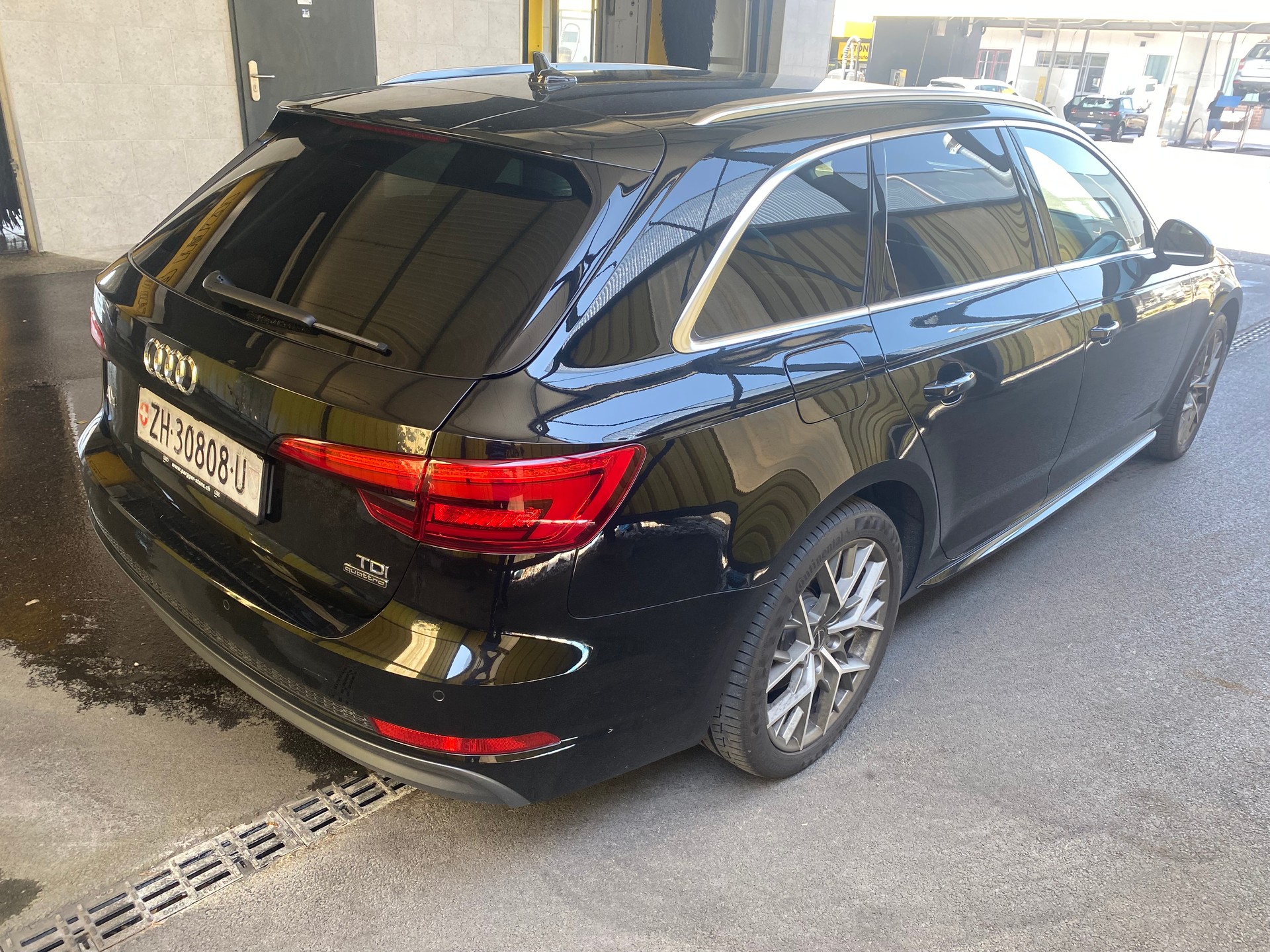 AUDI A4 Avant 2.0 TDI Design quattro S-tronic-image-4