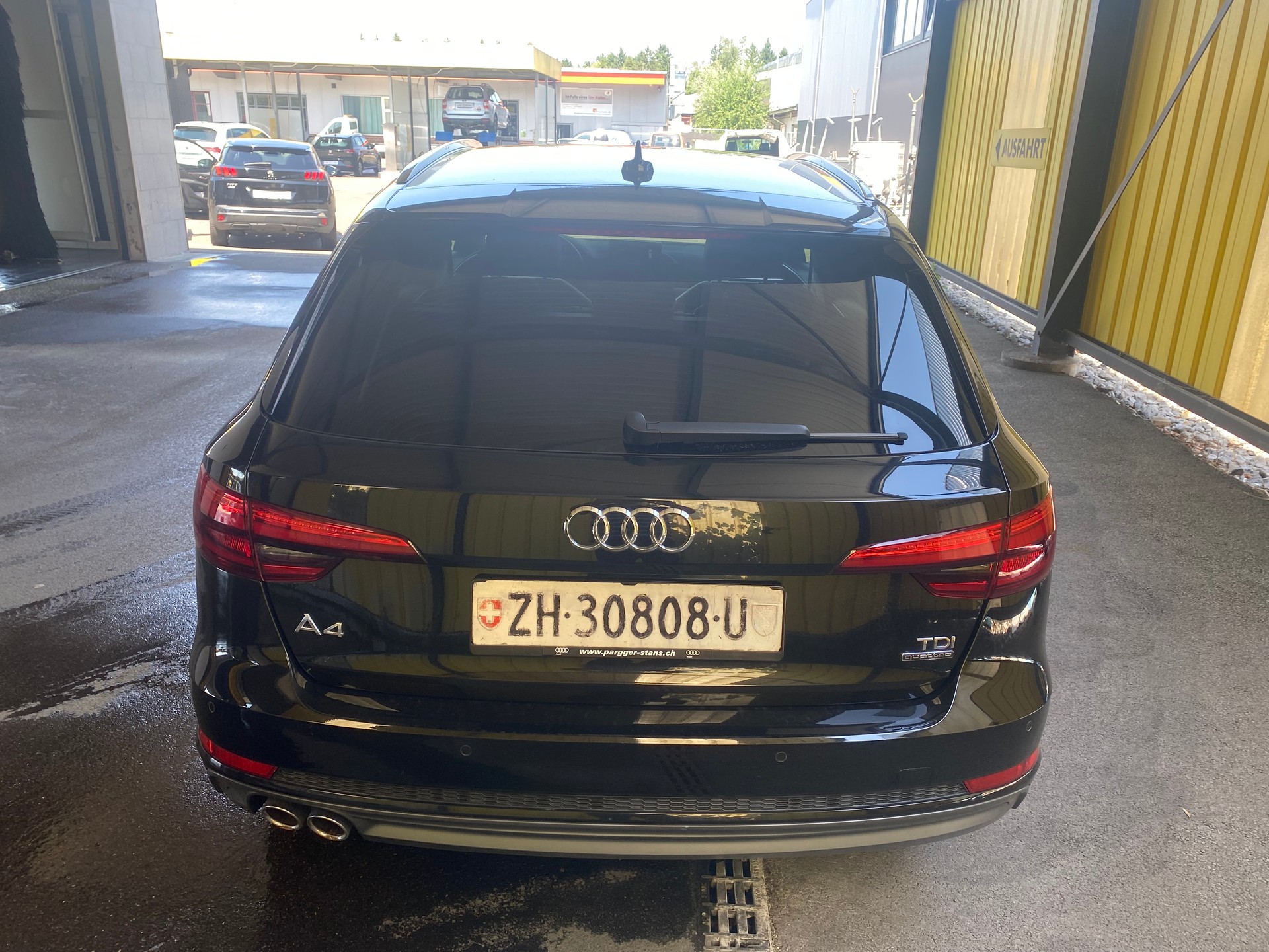 AUDI A4 Avant 2.0 TDI Design quattro S-tronic-image-5