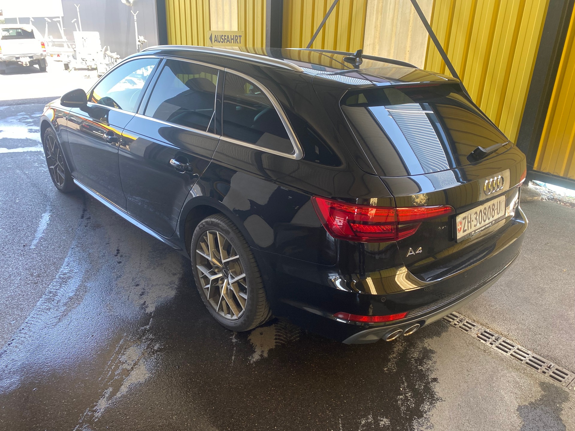 AUDI A4 Avant 2.0 TDI Design quattro S-tronic-image-3