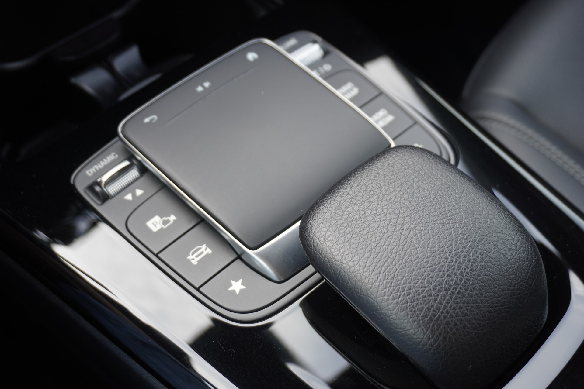 MERCEDES-BENZ A 180 Style 7G-DCT-image-15