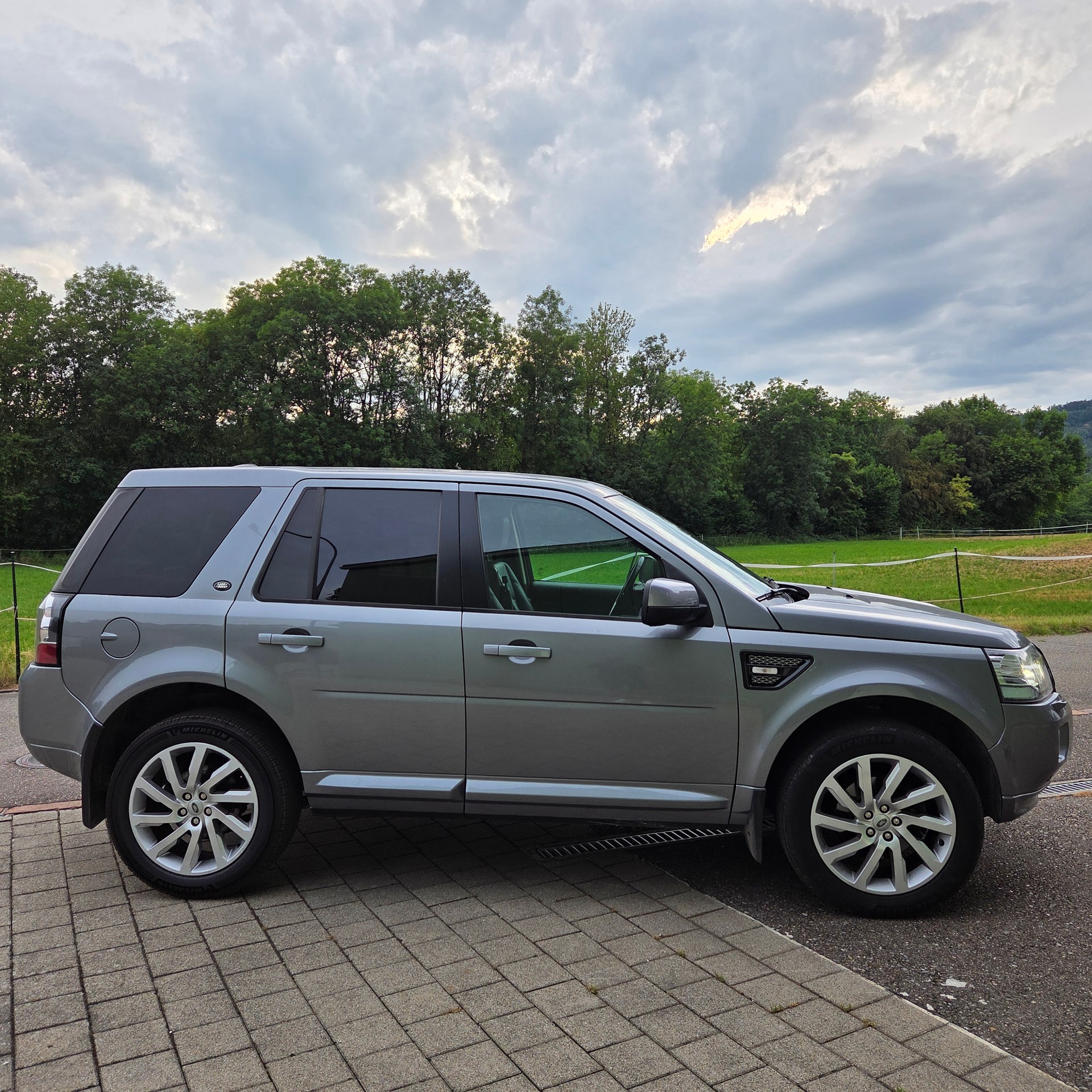 LAND ROVER Freelander 2.0 HSE Automatic-image-1