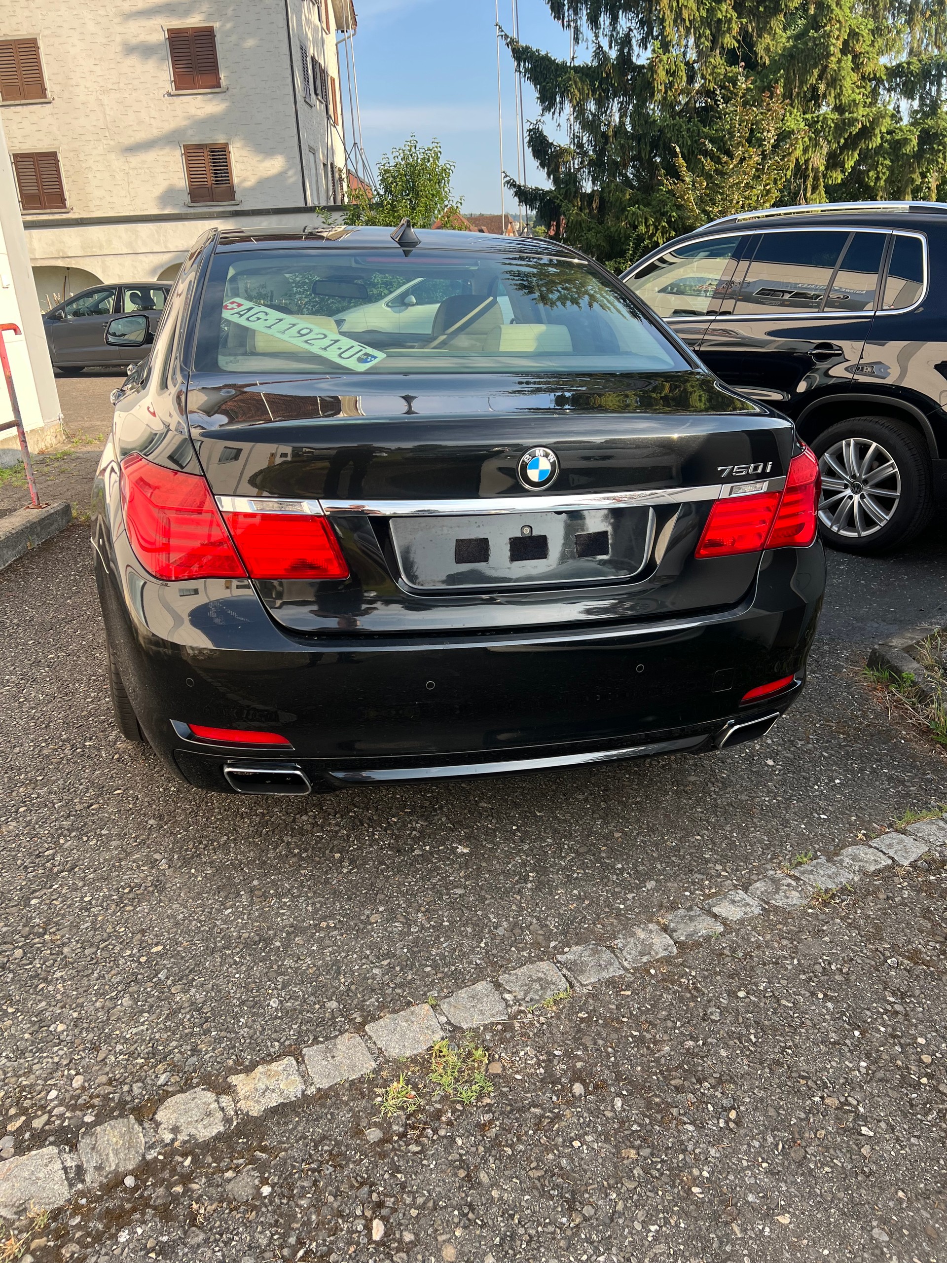 BMW 750i xDrive-image-3