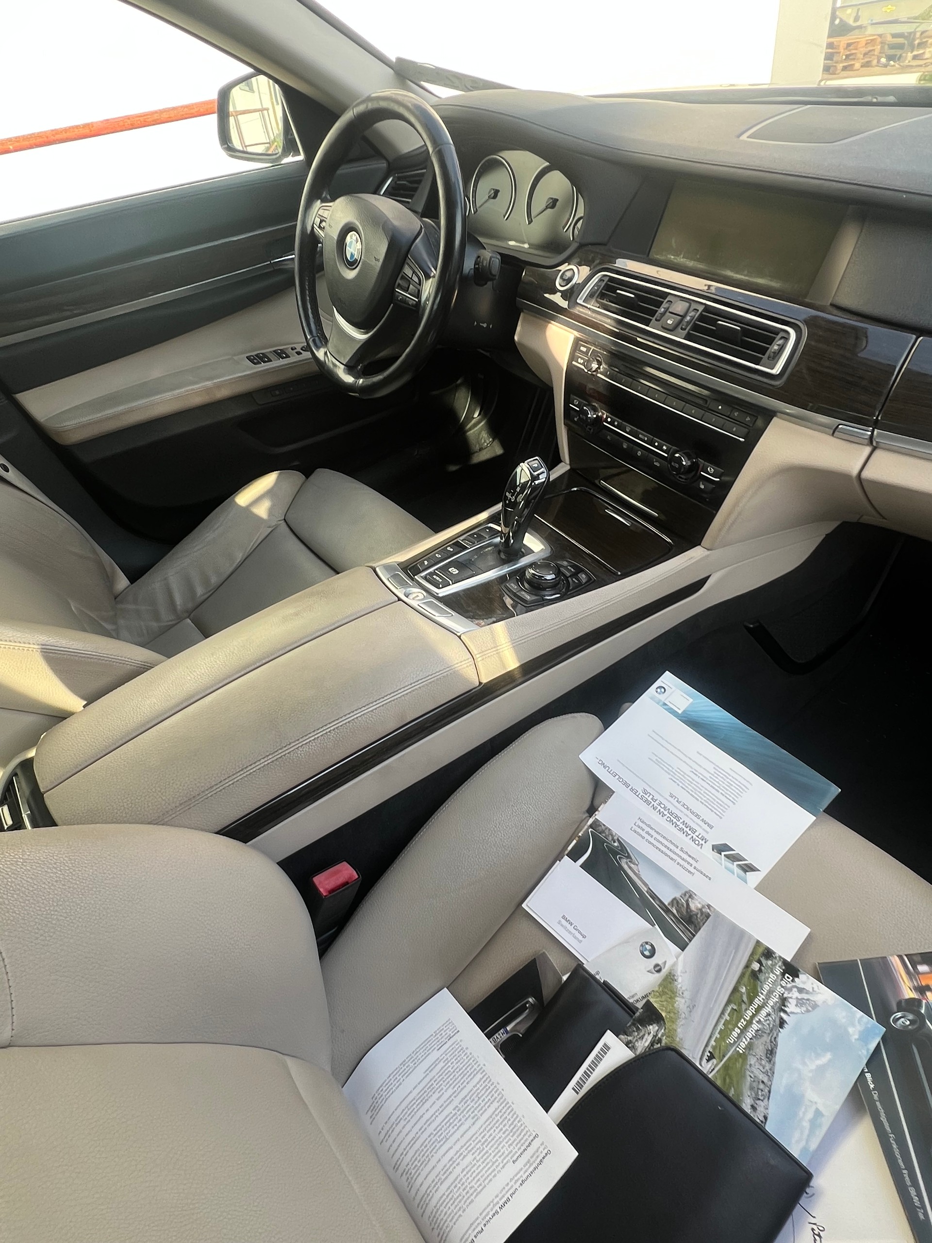 BMW 750i xDrive-image-5