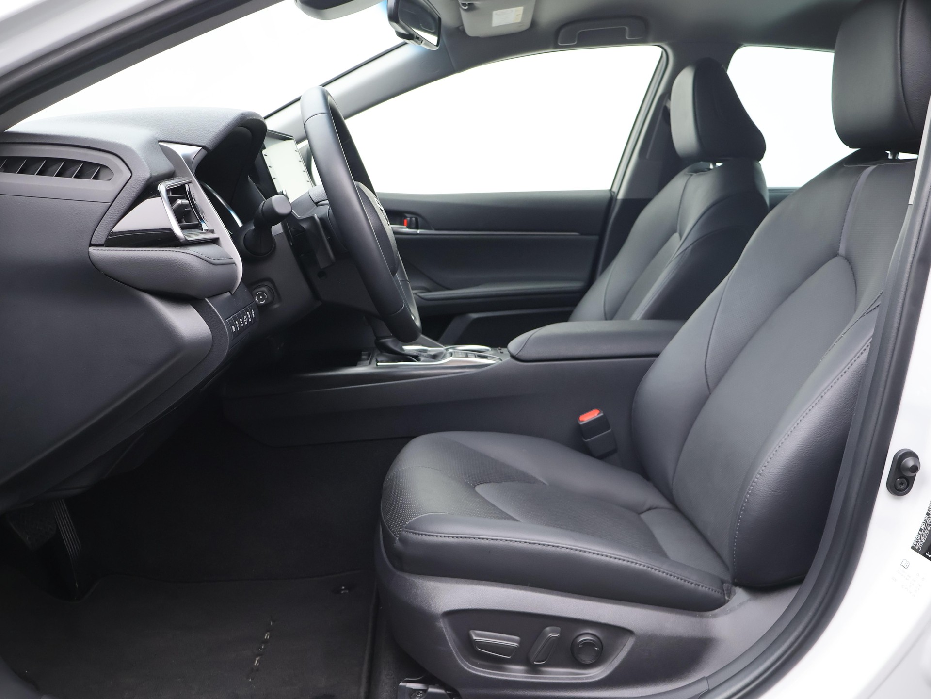 TOYOTA Camry 2.5 HSD Premium / Leasing ab. 1.99%-showroom-element-2