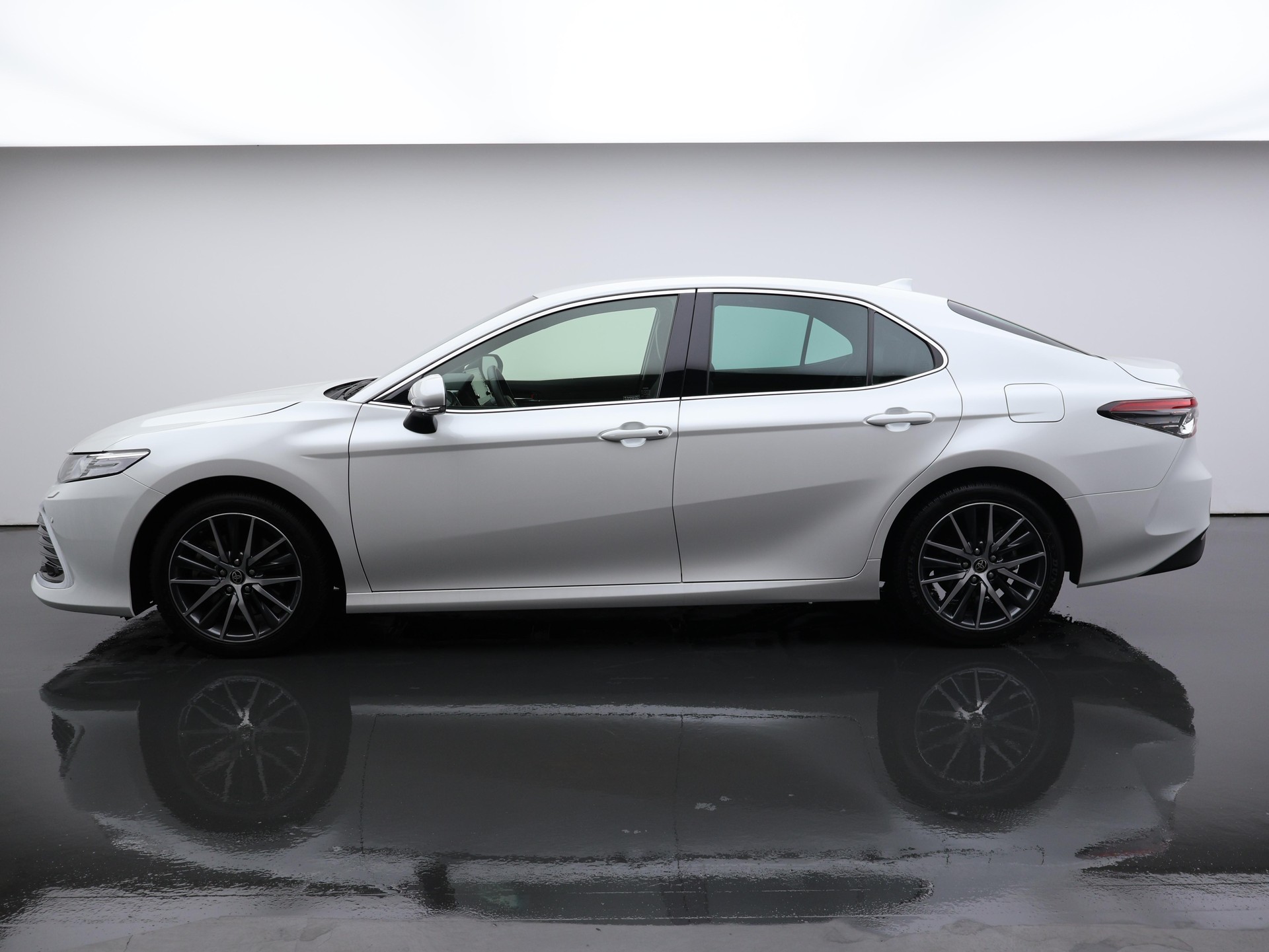 TOYOTA Camry 2.5 HSD Premium / Leasing ab. 1.99%-showroom-element-1