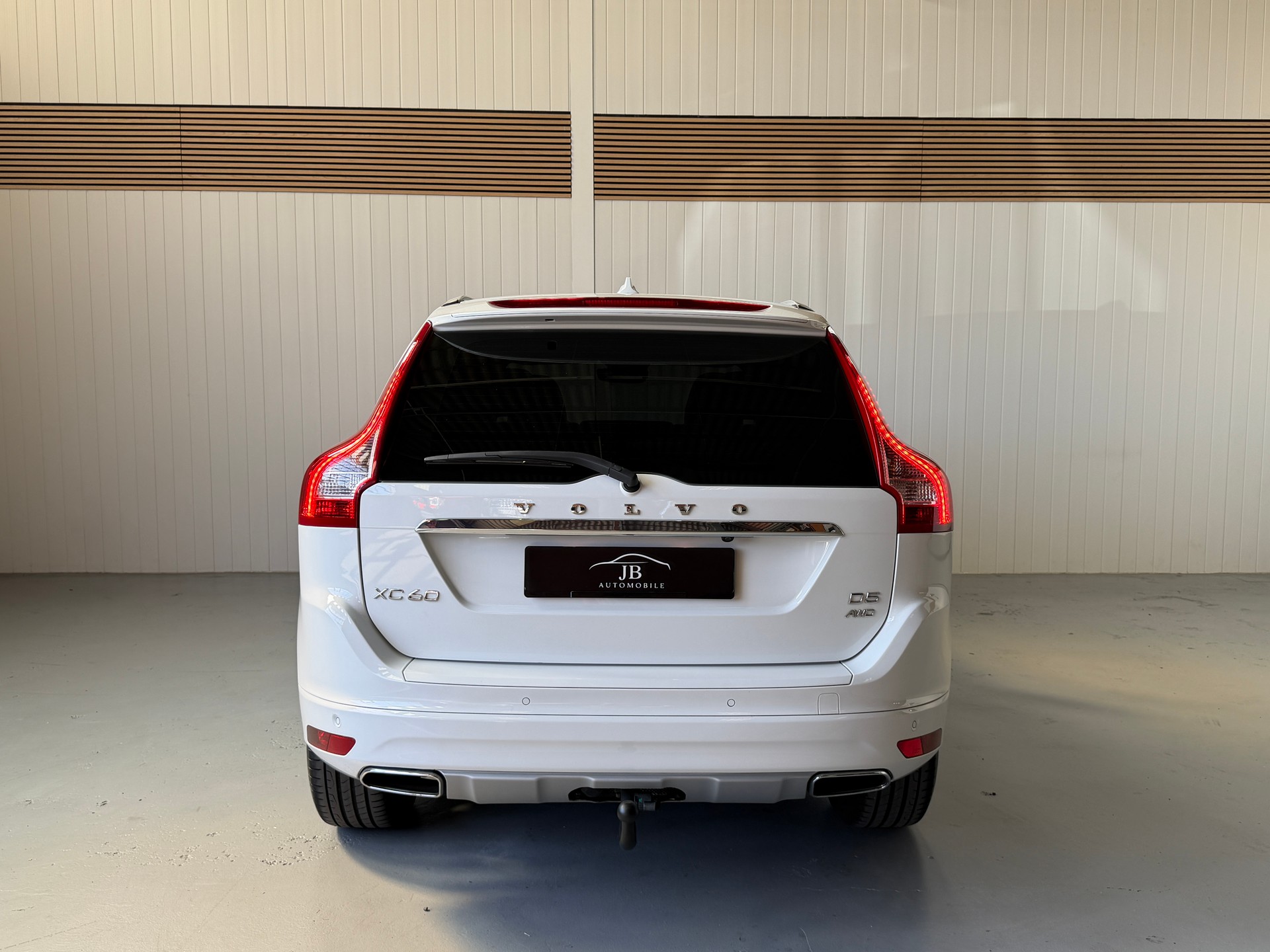 VOLVO XC60 D5 AWD Summum Geartronic-image-3