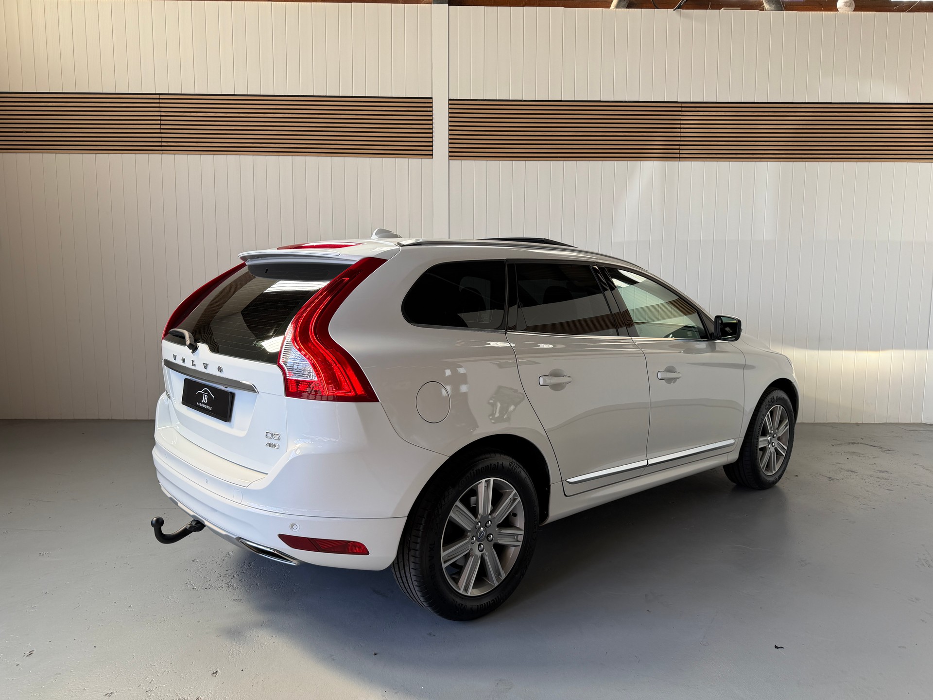 VOLVO XC60 D5 AWD Summum Geartronic-image-4