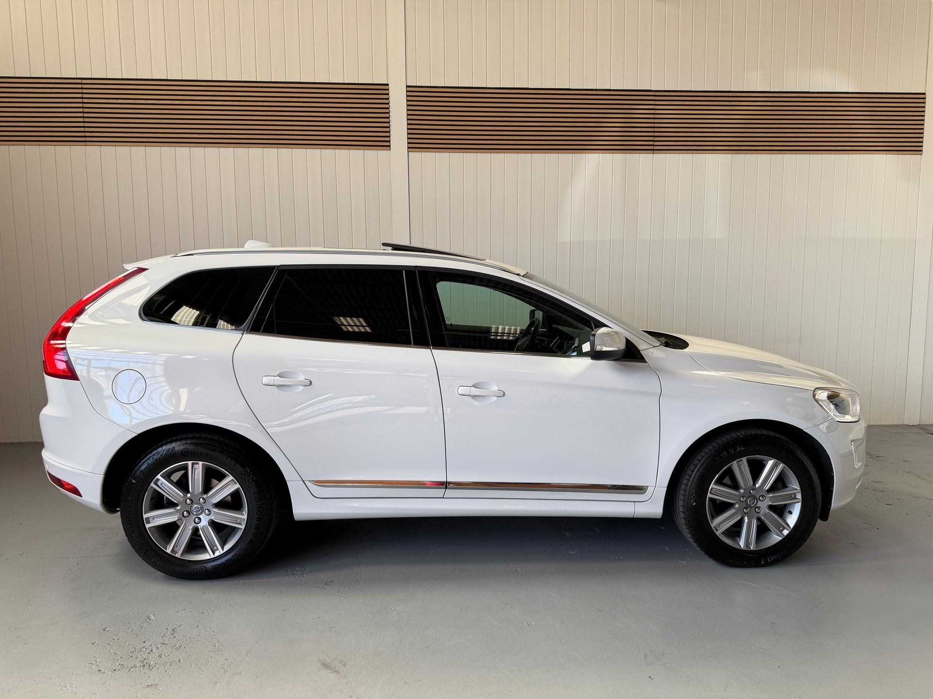 VOLVO XC60 D5 AWD Summum Geartronic-image-5