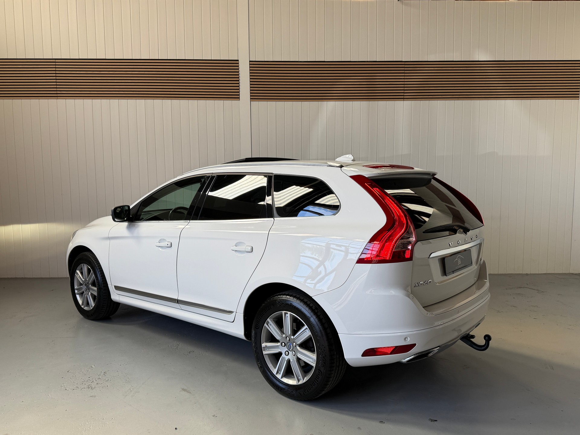 VOLVO XC60 D5 AWD Summum Geartronic-image-2