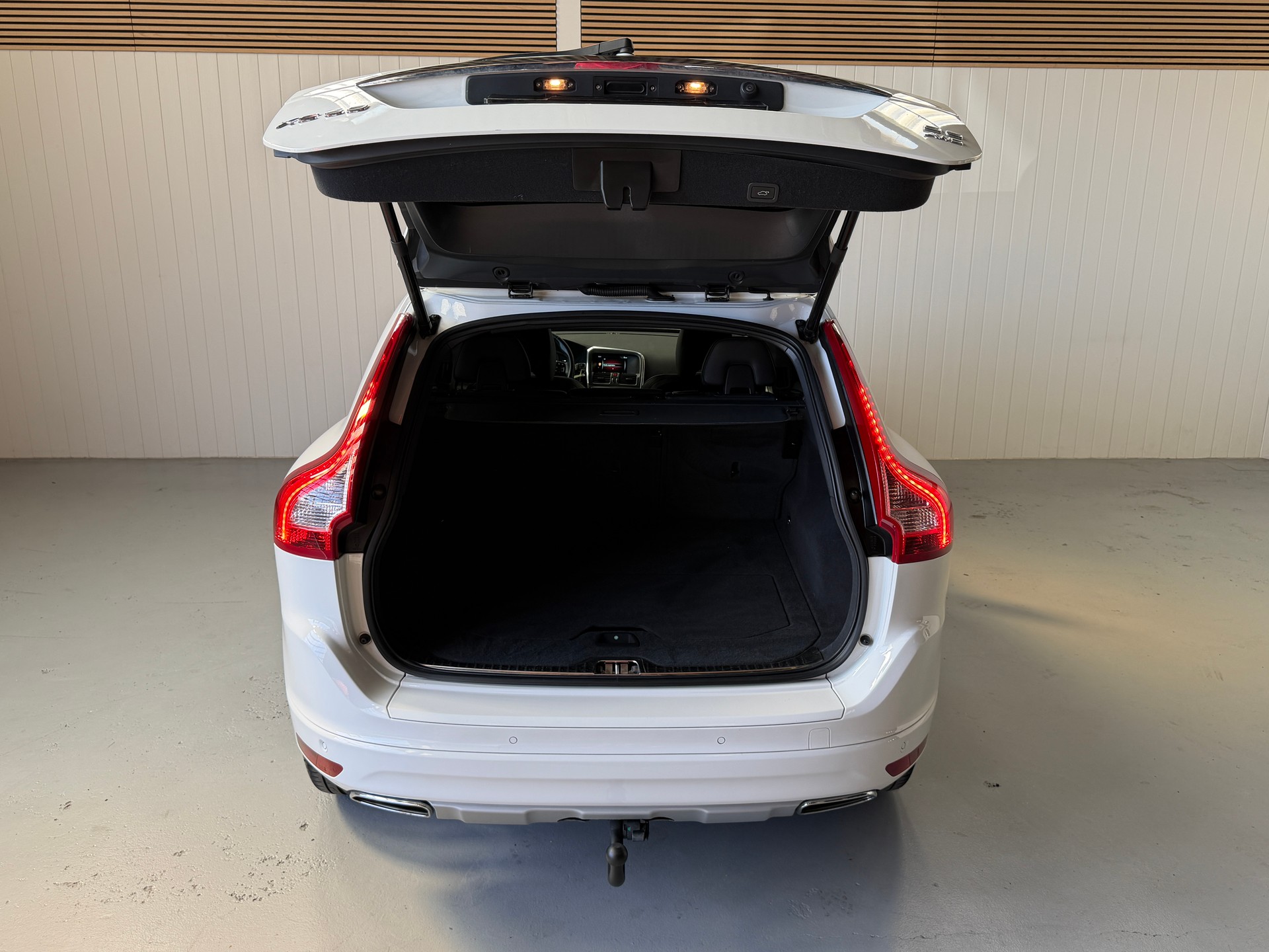 VOLVO XC60 D5 AWD Summum Geartronic-image-12
