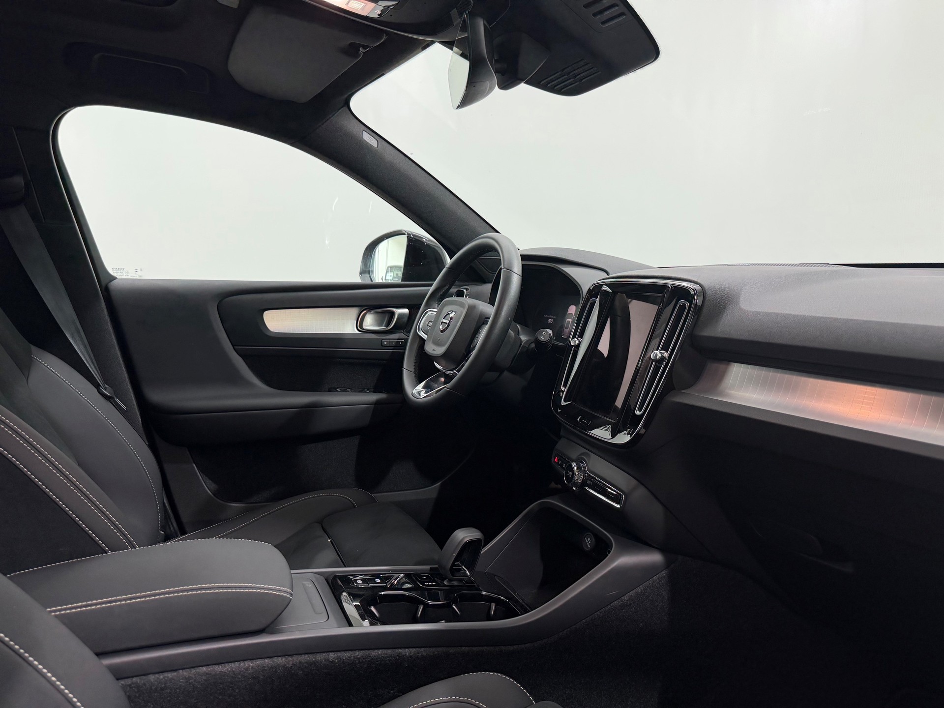 VOLVO XC40 2.0 B3 MH Plus Dark-image-4