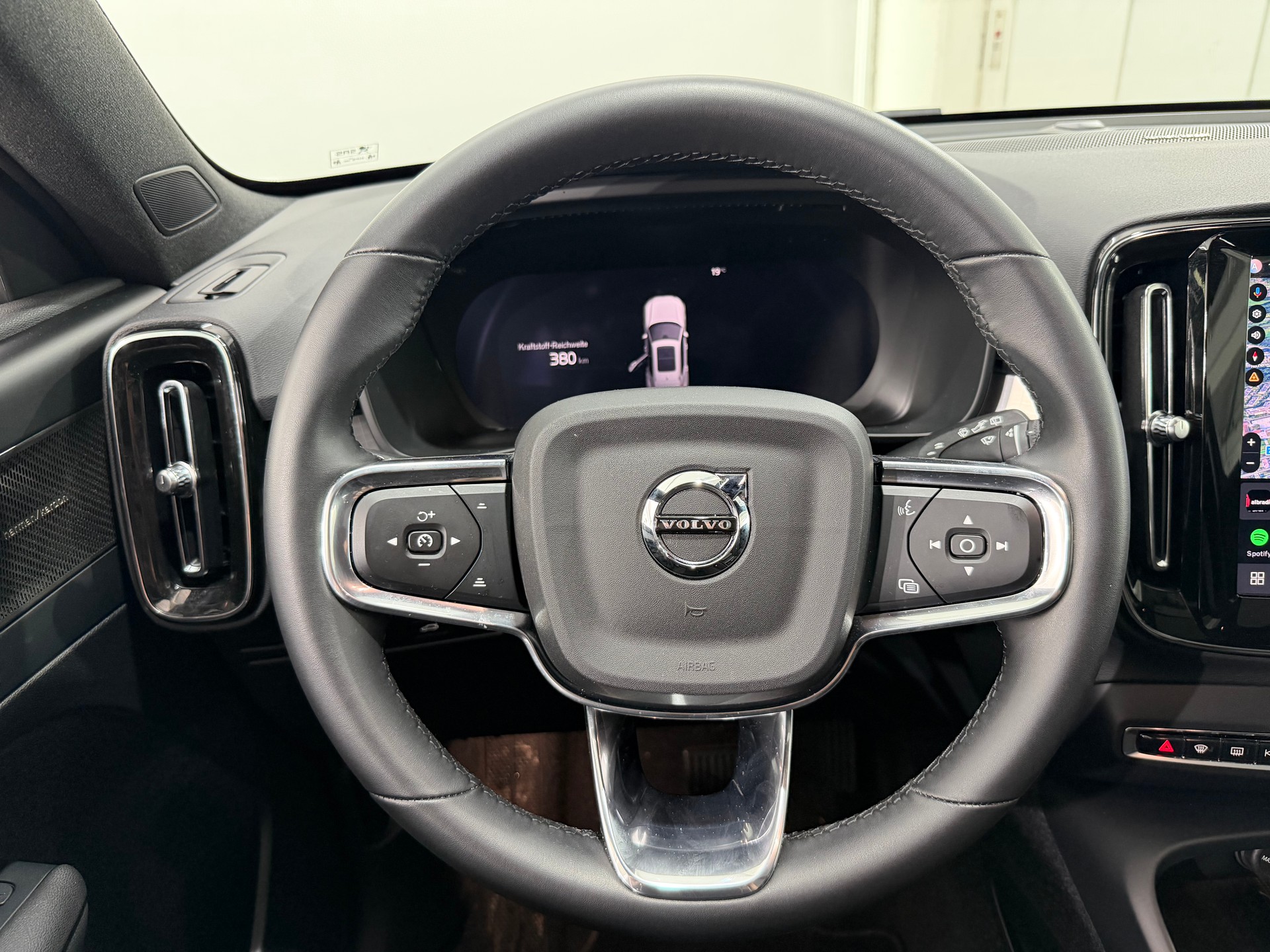 VOLVO XC40 2.0 B3 MH Plus Dark-image-12