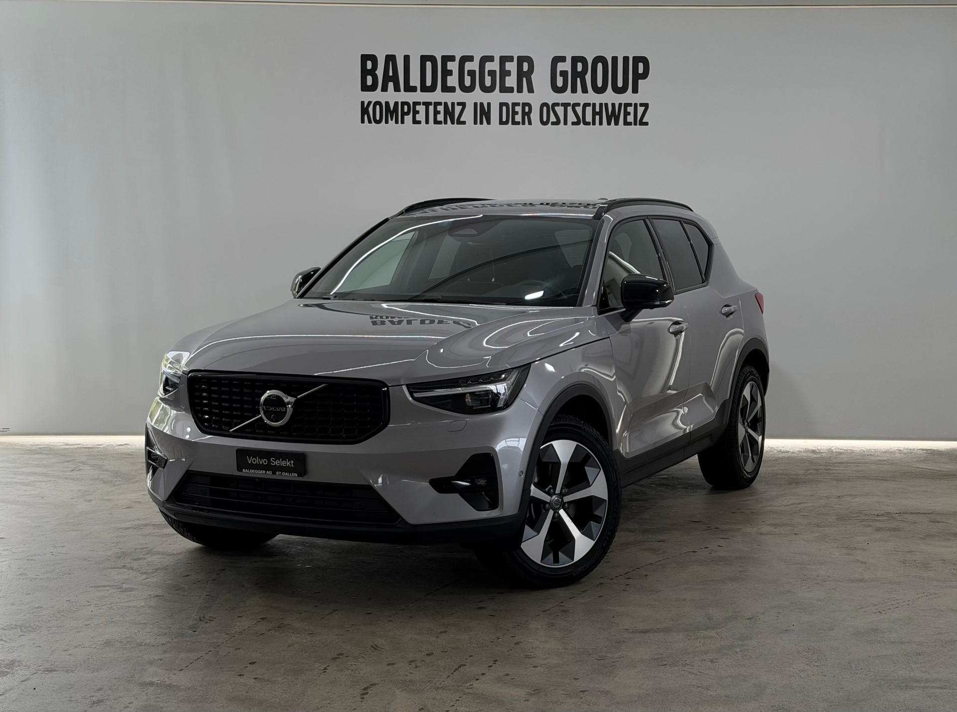 VOLVO XC40 2.0 B3 MH Plus Dark-image-0