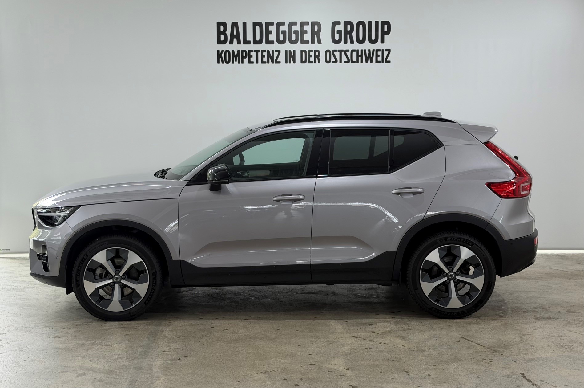 VOLVO XC40 2.0 B3 MH Plus Dark-image-2