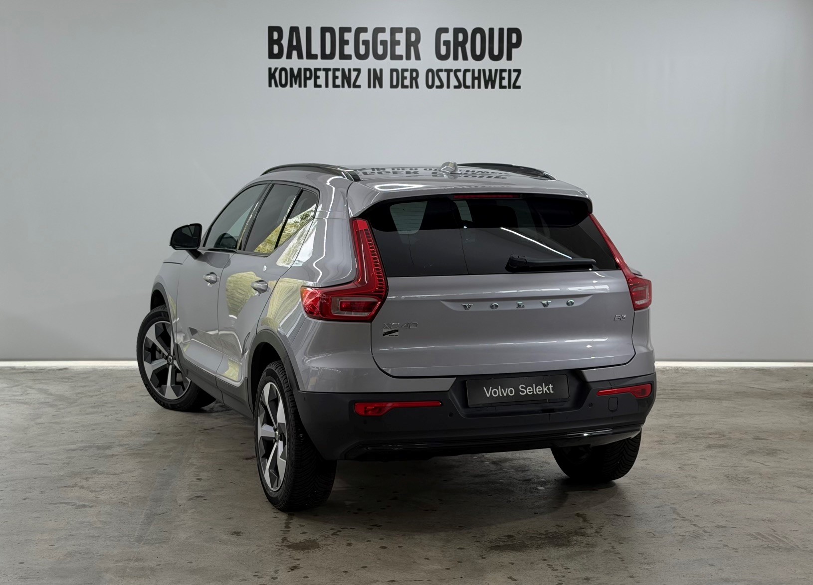 VOLVO XC40 2.0 B3 MH Plus Dark-image-1