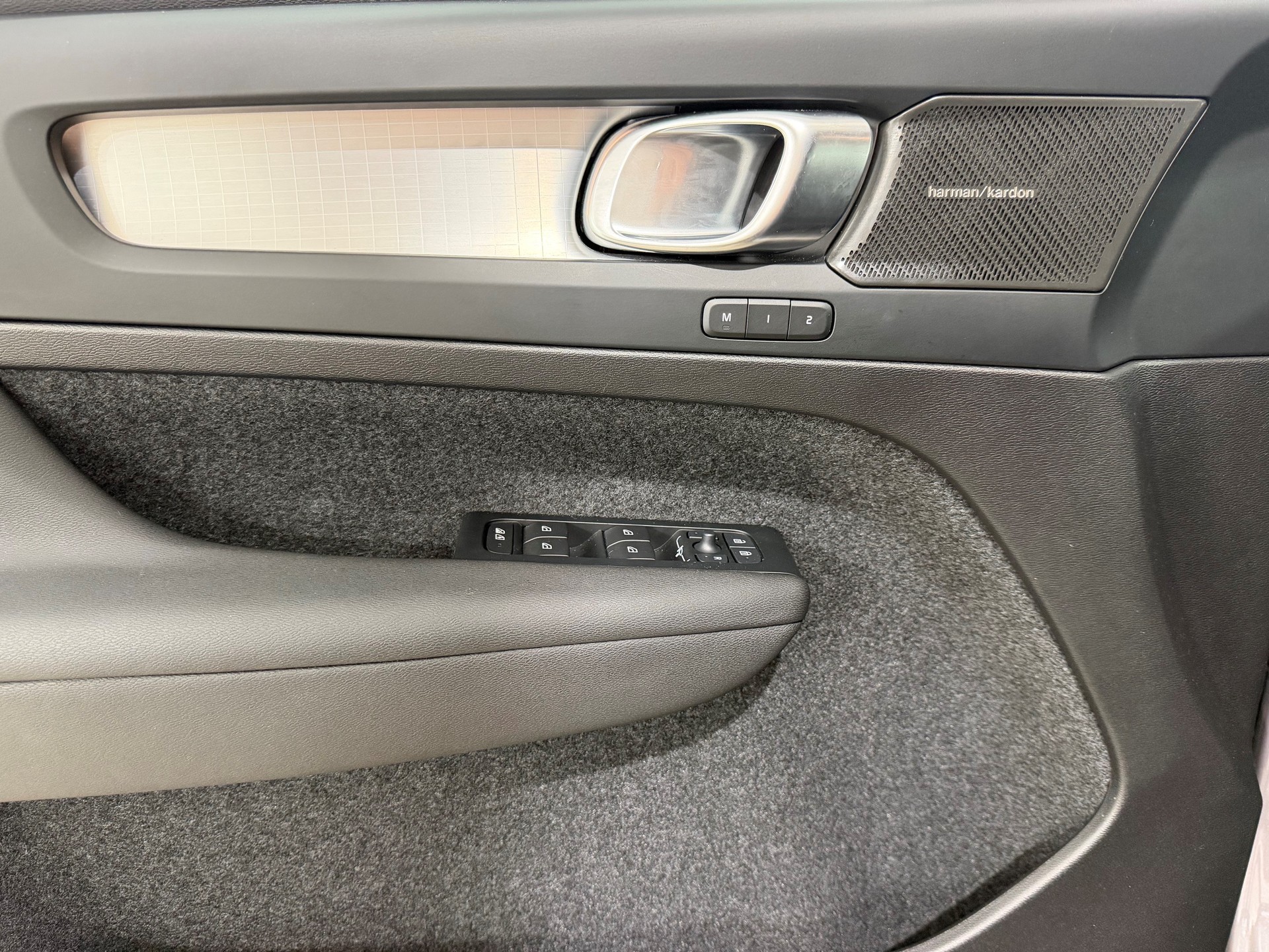 VOLVO XC40 2.0 B3 MH Plus Dark-image-13