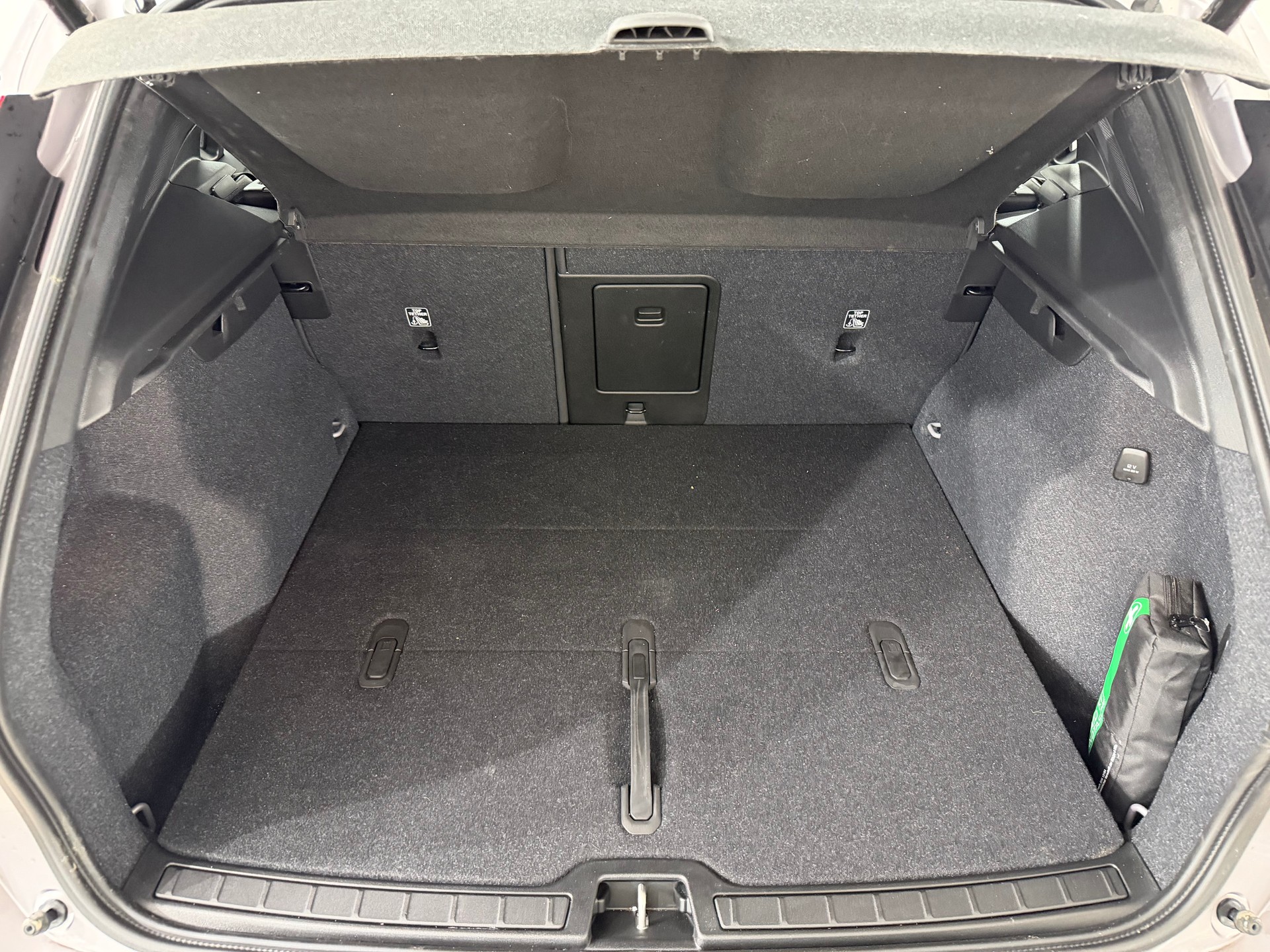VOLVO XC40 2.0 B3 MH Plus Dark-image-9
