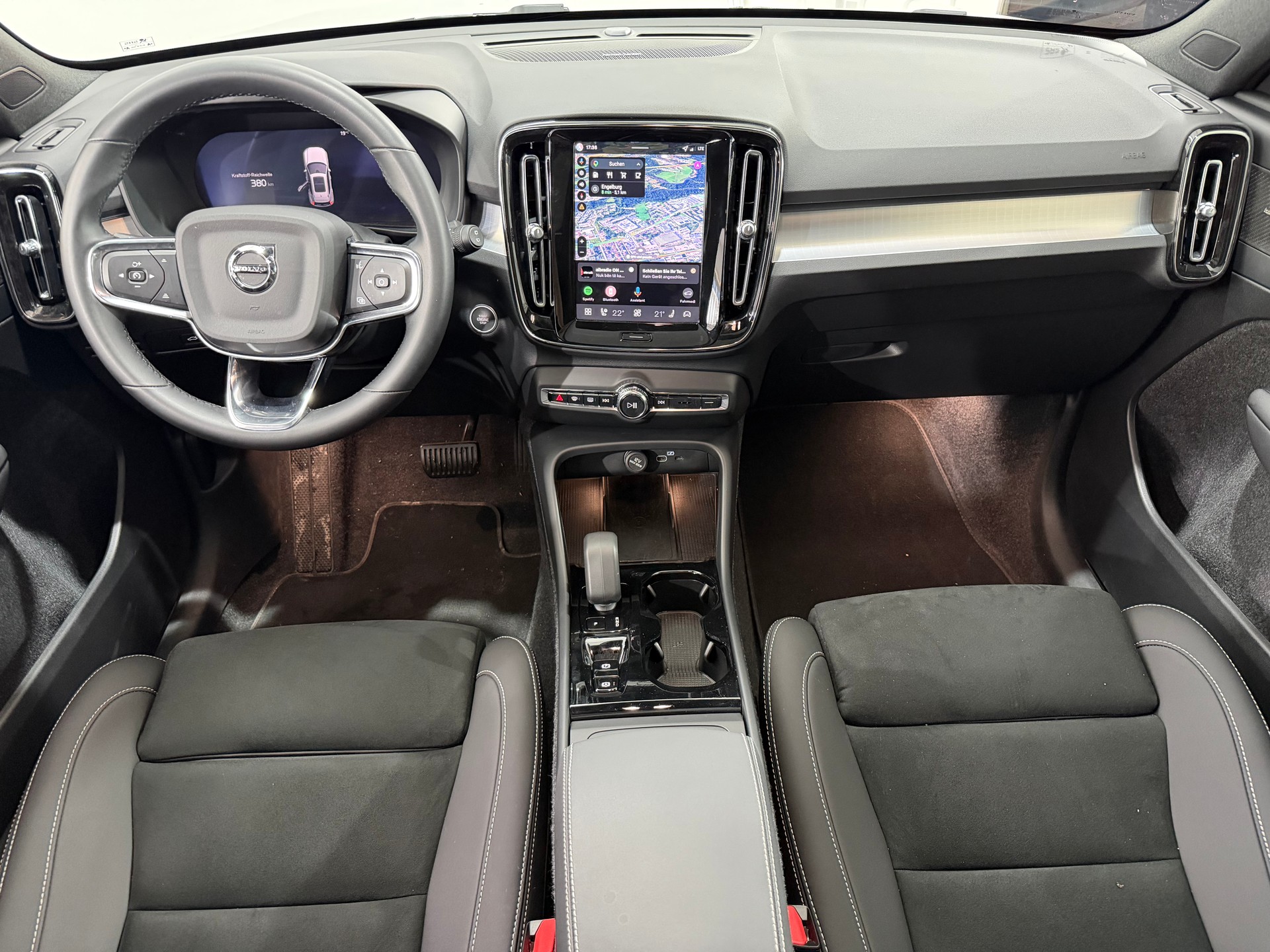 VOLVO XC40 2.0 B3 MH Plus Dark-image-4
