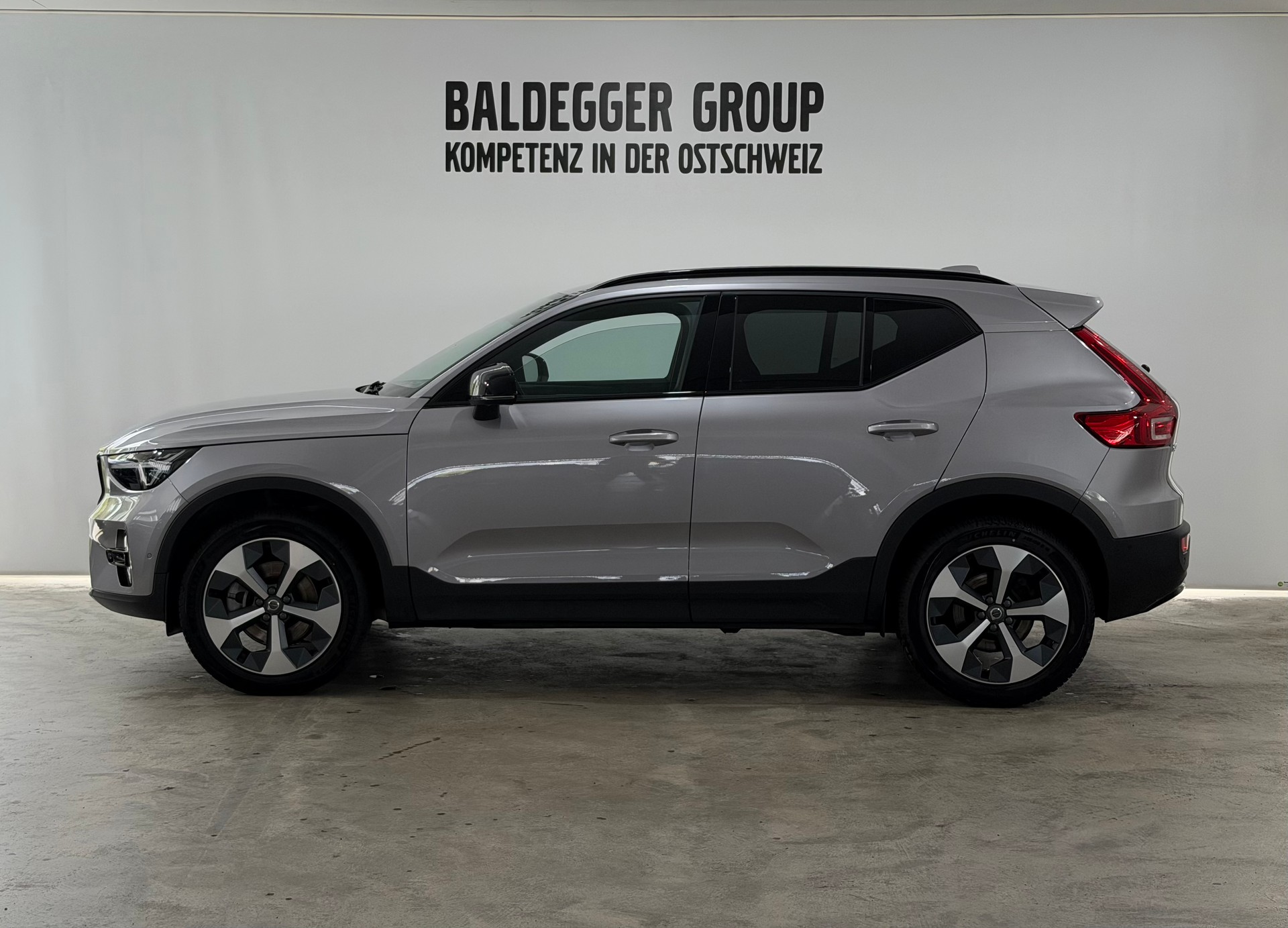 VOLVO XC40 2.0 B3 MH Plus Dark-image-1