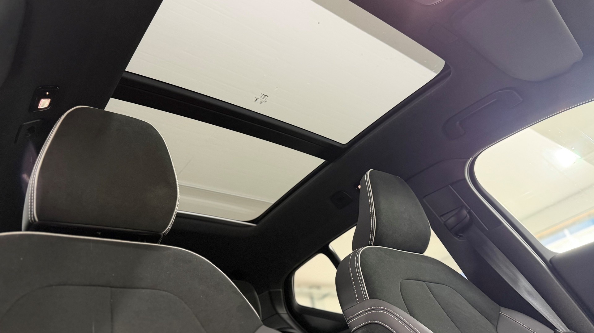 VOLVO XC40 2.0 B3 MH Plus Dark-image-12
