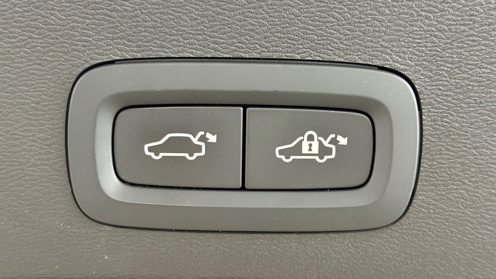 VOLVO XC40 2.0 B3 MH Plus Dark-image-15