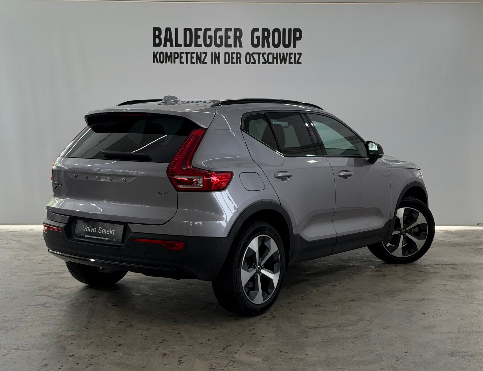 VOLVO XC40 2.0 B3 MH Plus Dark-image-2